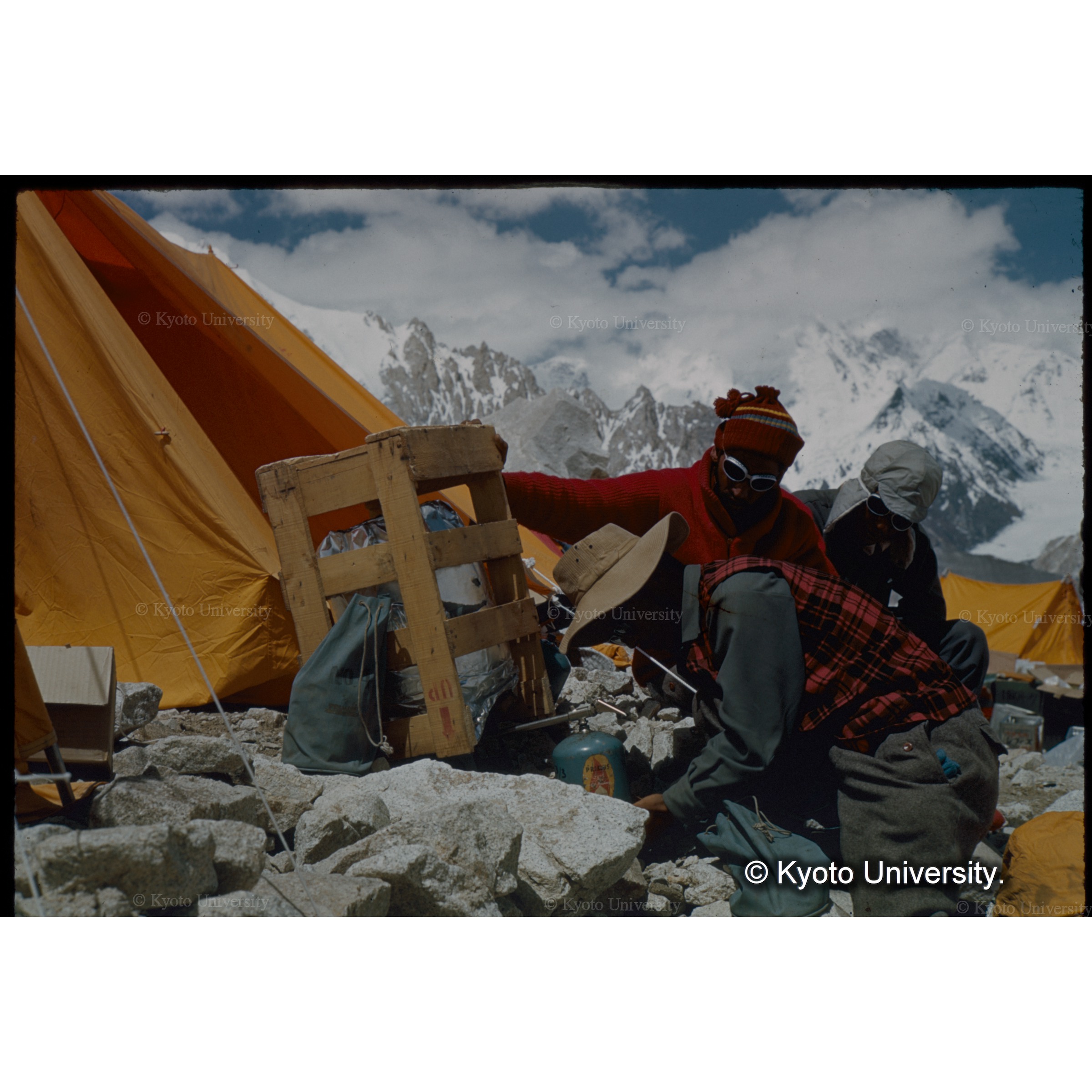 　プロパンガスを小ボンベに充填する上尾 (1)