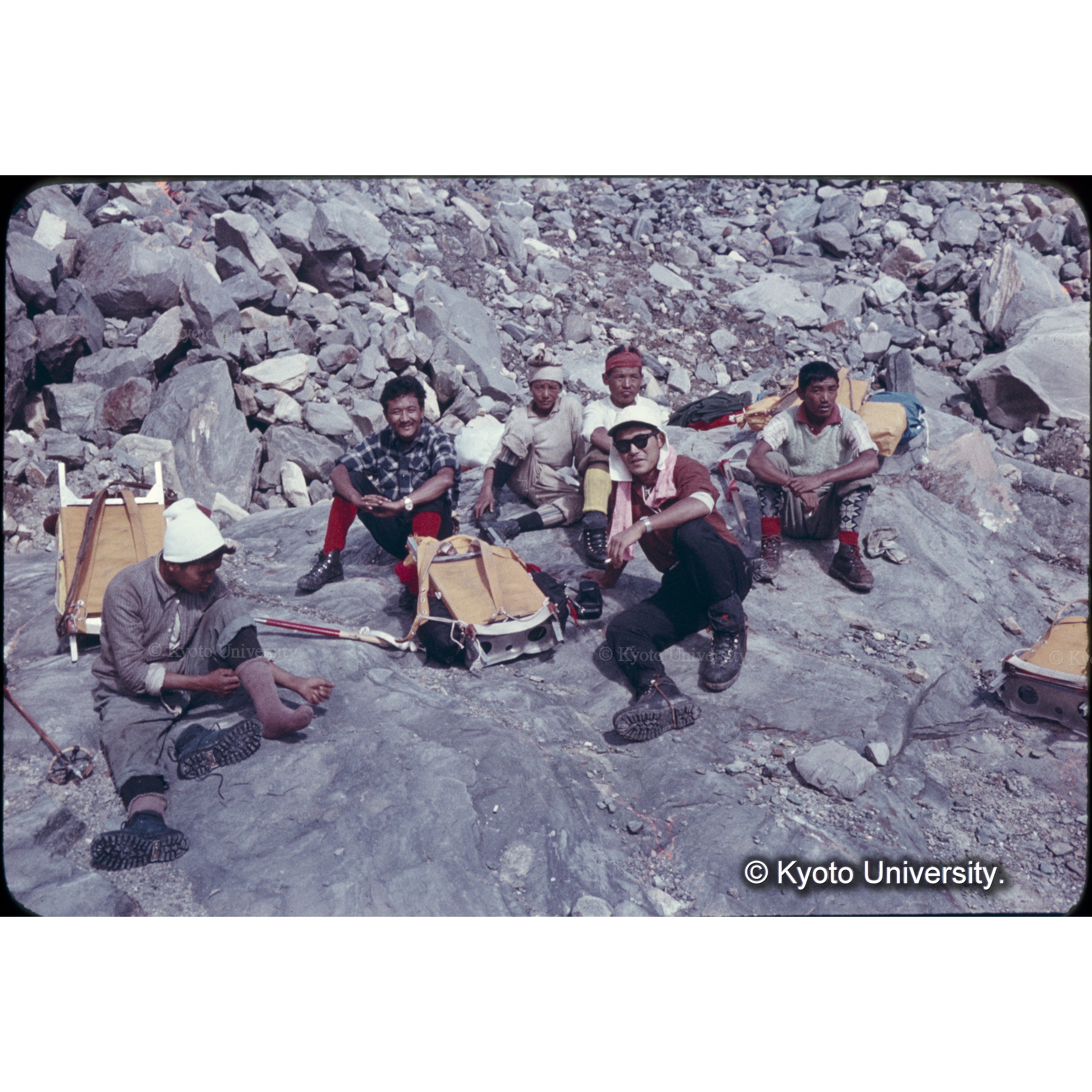 CIへの荷上げで休憩する島田とシェルパたち (1)