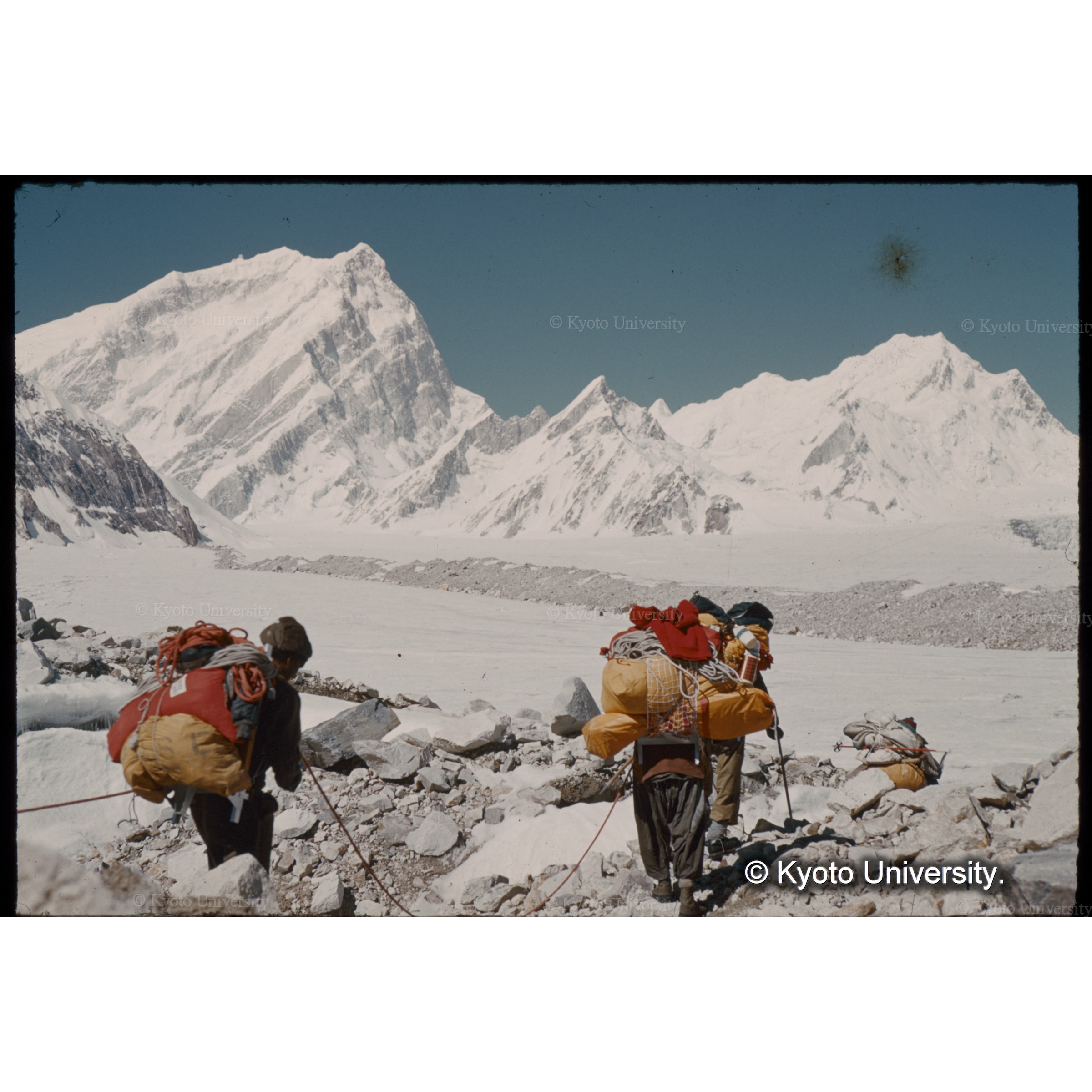 　Ｃ２へ荷揚げするハイポーターたち (1)