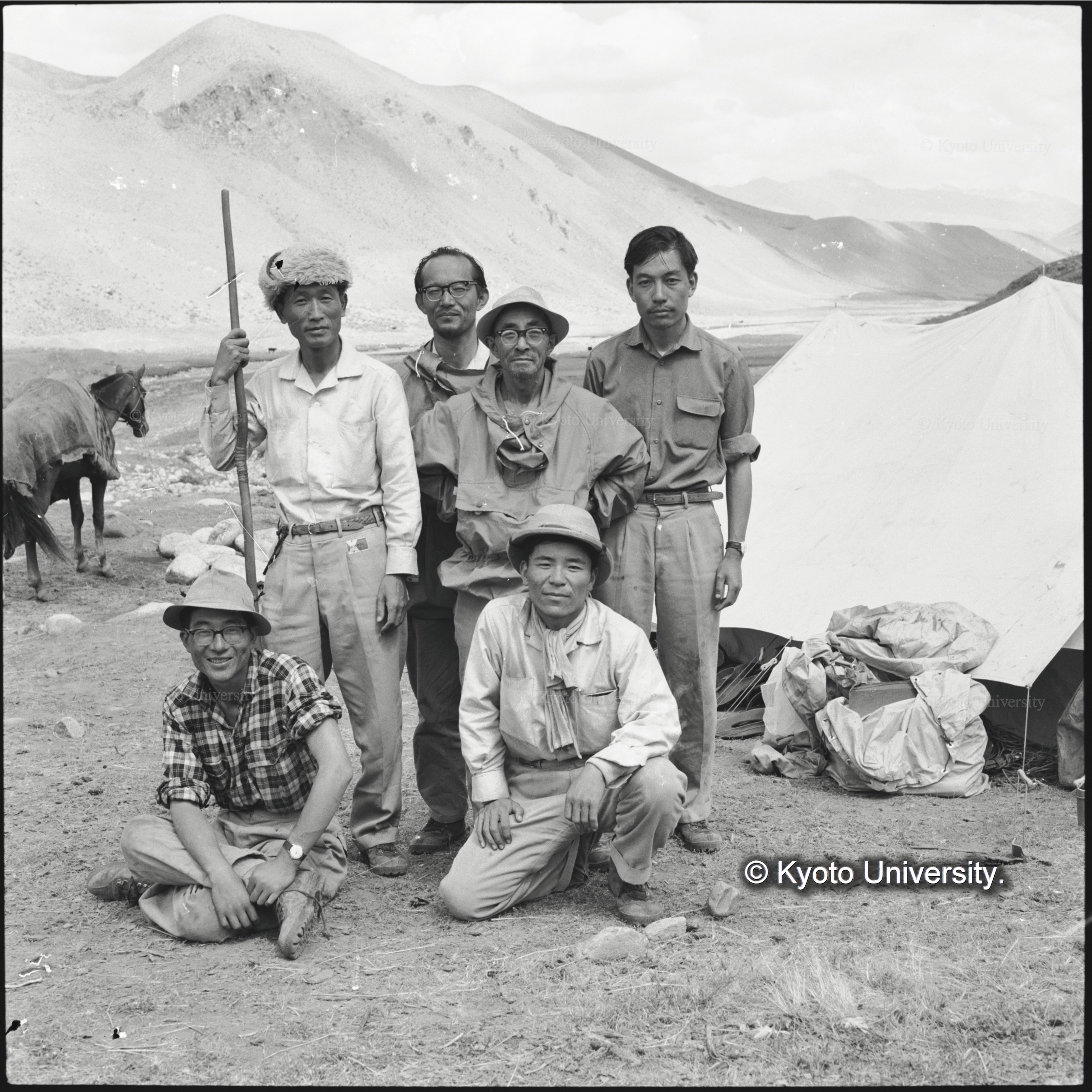 シワ湖旅行の途上にて　左から岩坪　吉井　澤田　酒戸　酒井　廣瀬 (1)