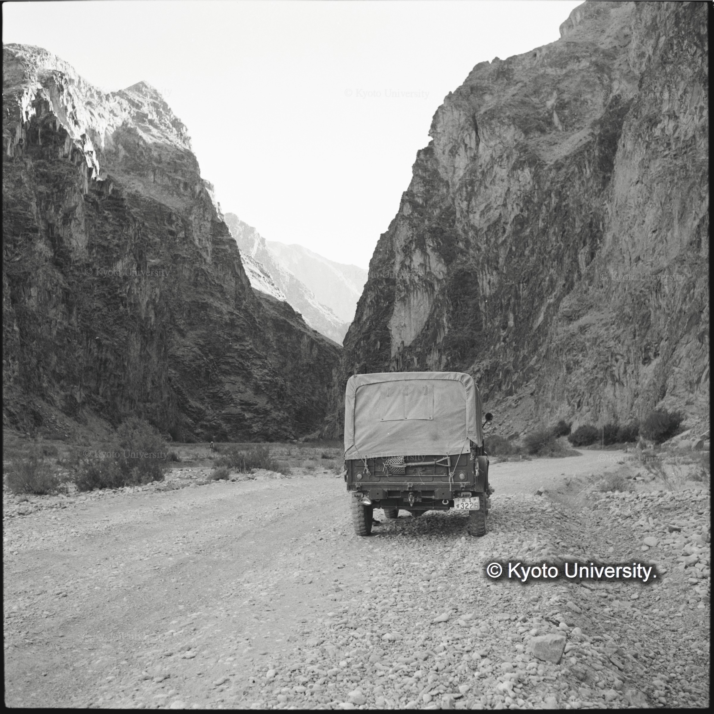 トヨタ車がヒンドゥクシュの峡谷をゆく (1)