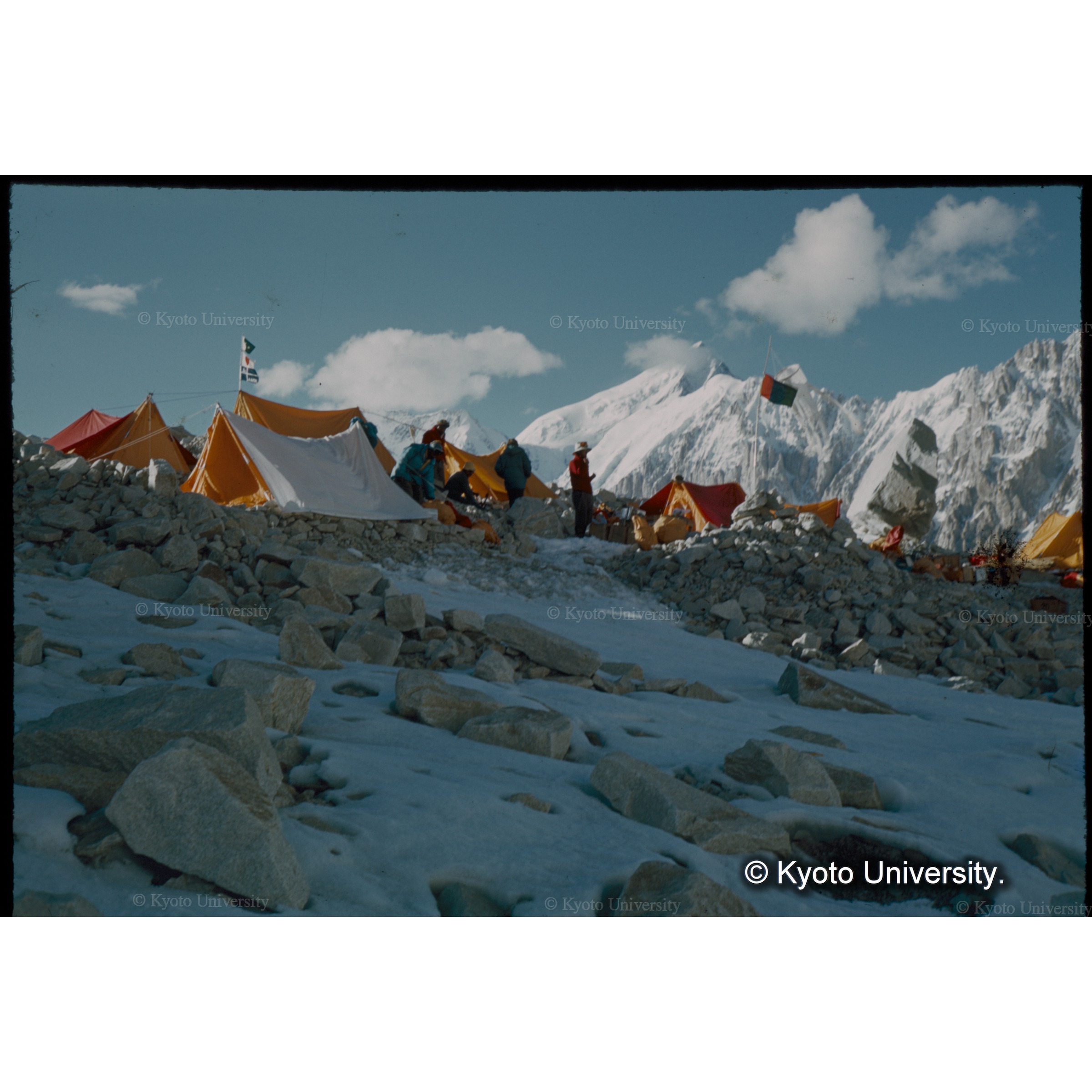 ＡＢＣのキャンプ村完成　　中央シンギ・カンリ (1)