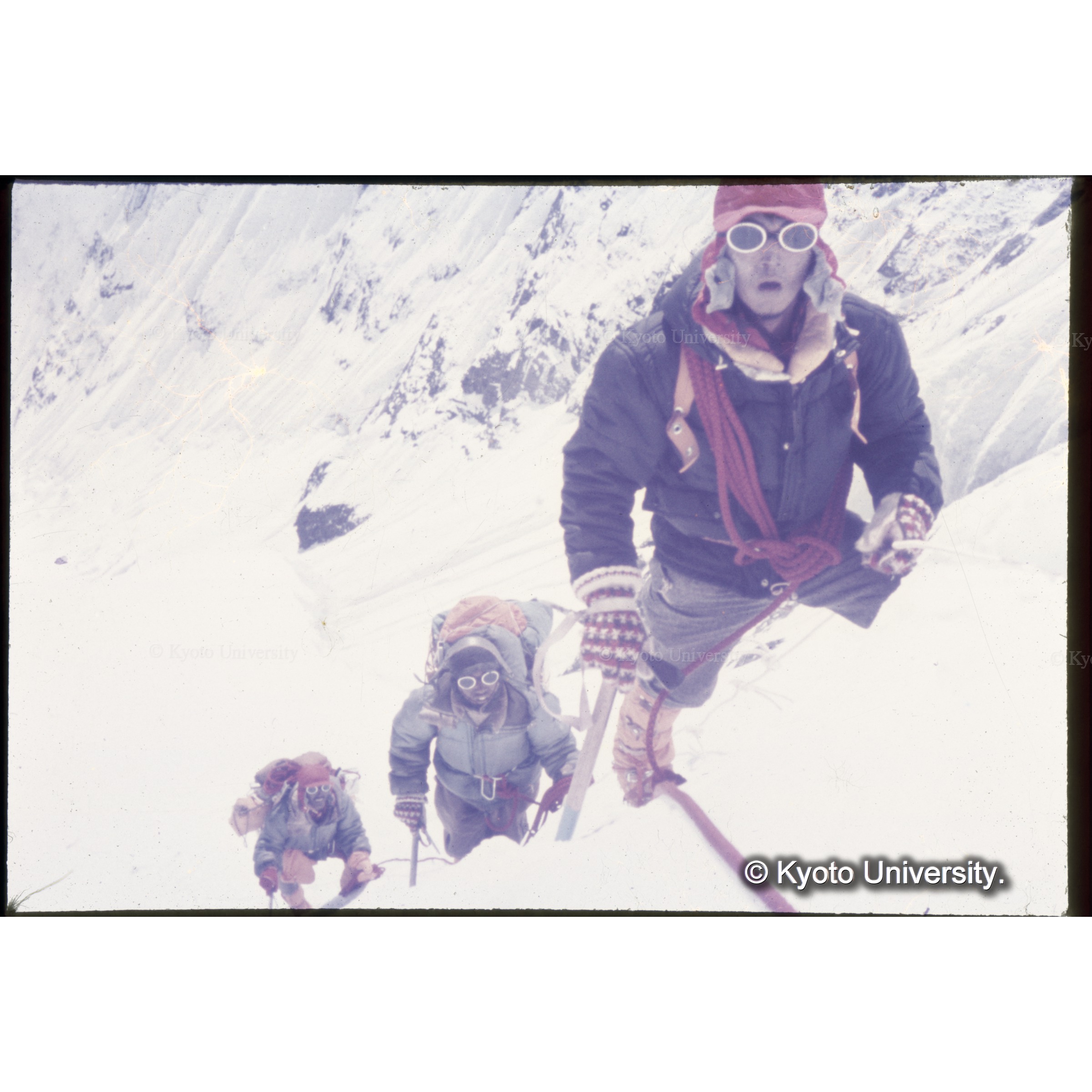 登攀する吉野、カルマ、ミンマ (1)