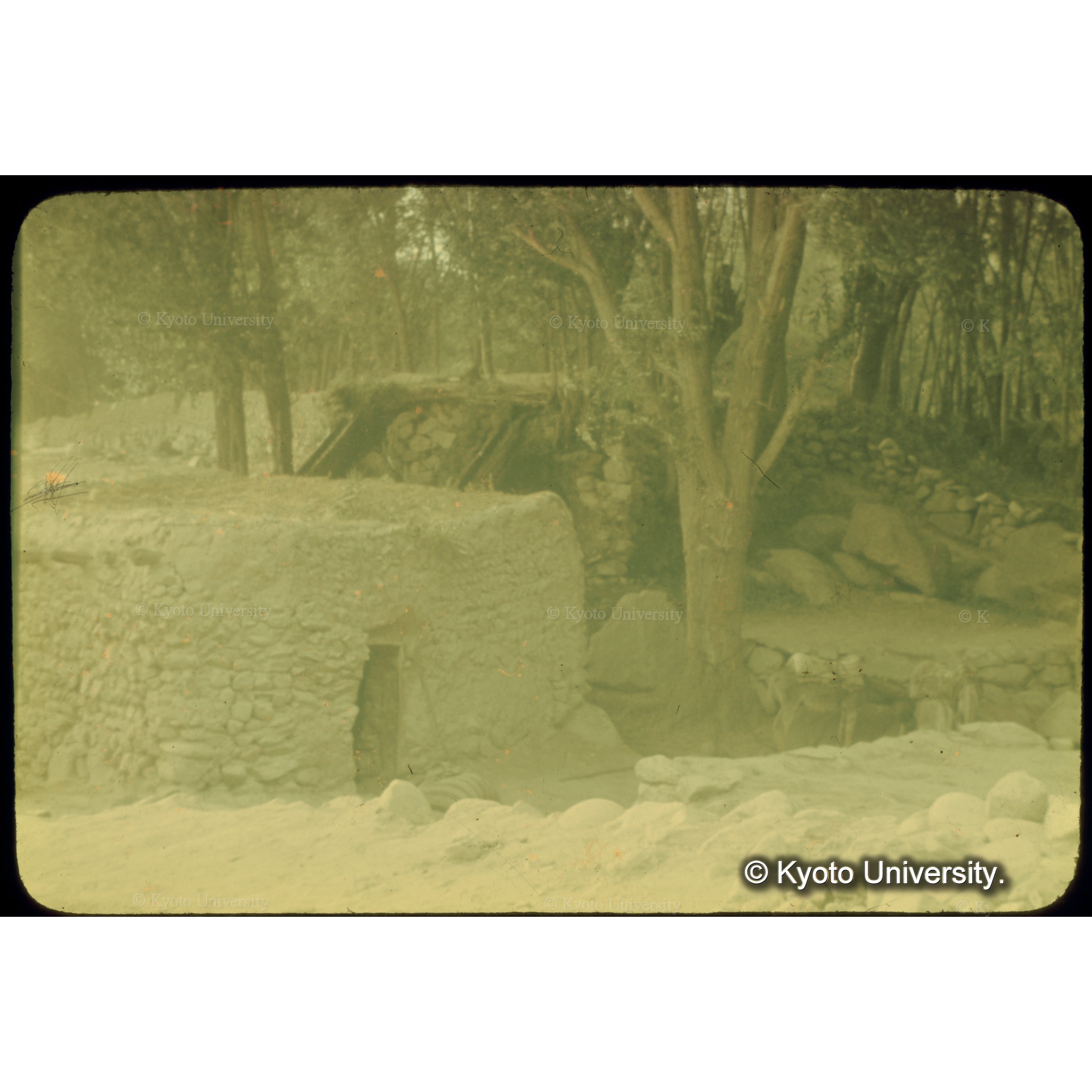 水路の落差を利用する製粉用水車の小屋 (1)