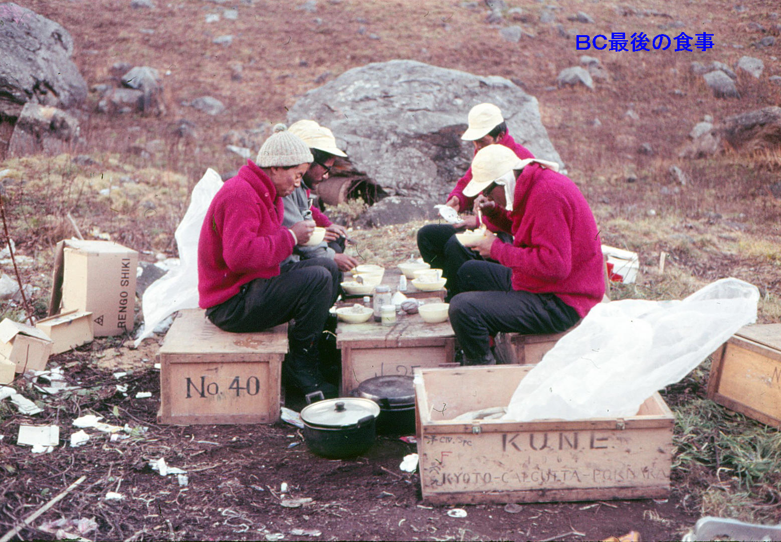 テントを撤収して内院での最後の食事 (1)