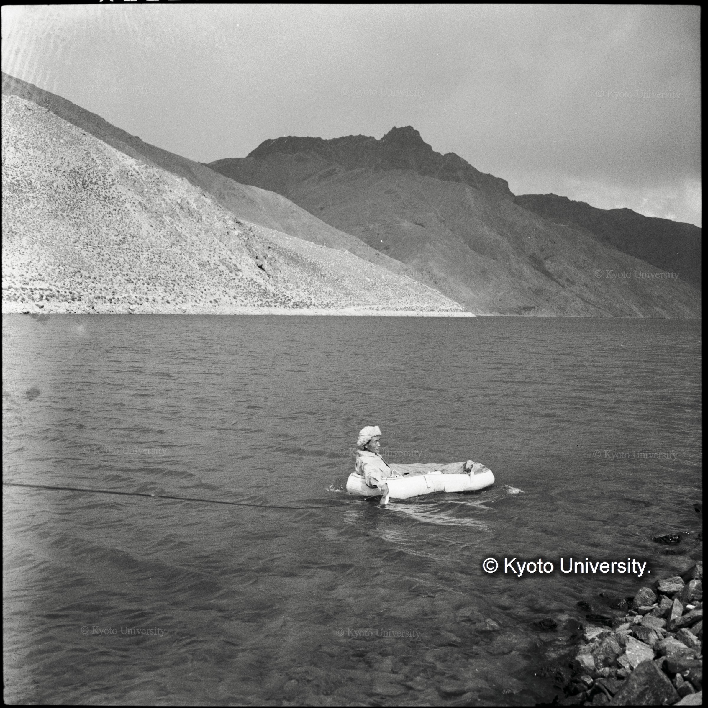 吉井さんは持参のゴムボートを浮かべて採集ネットを曳いた (1)