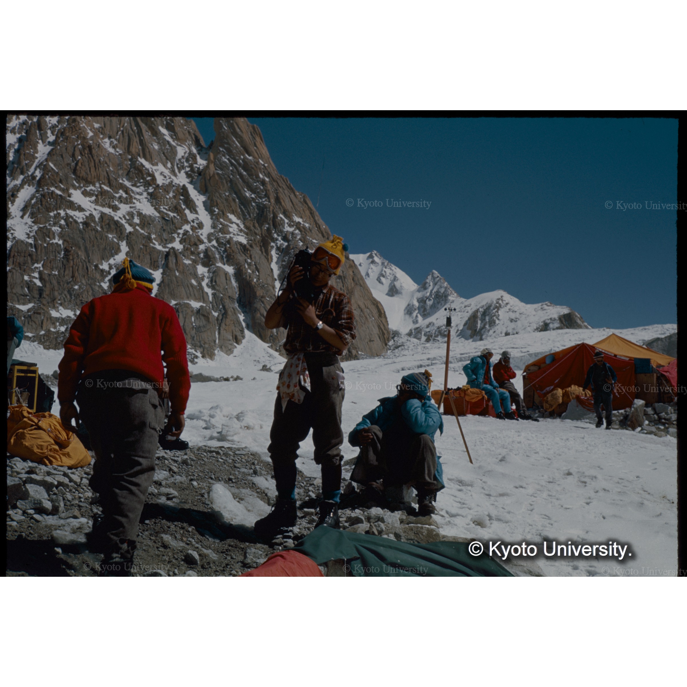 　無線機テストする岩坪　モレーン上にメステントはじめテント村設営 (1)