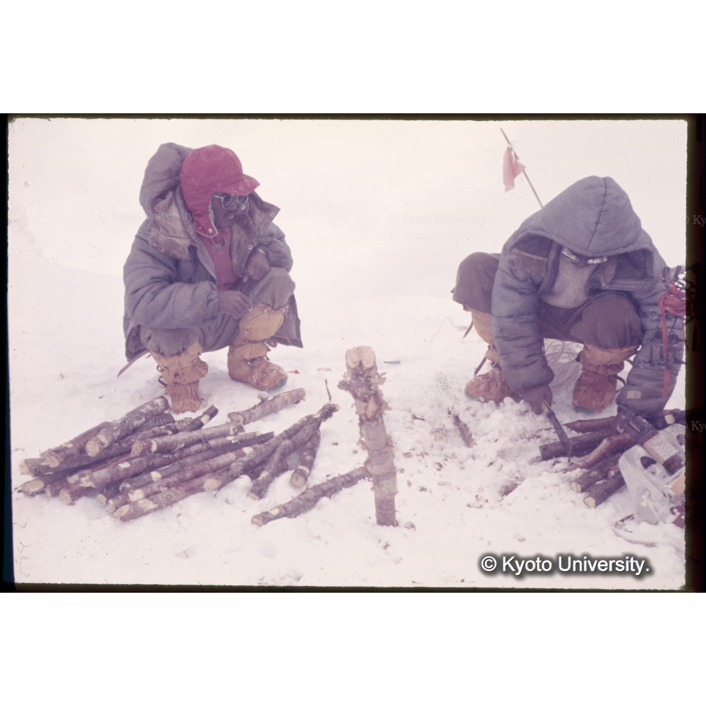 Ｃ４の氷壁に吊るす縄ばしごの横木つくり。カルマとミンマ（左） (1)