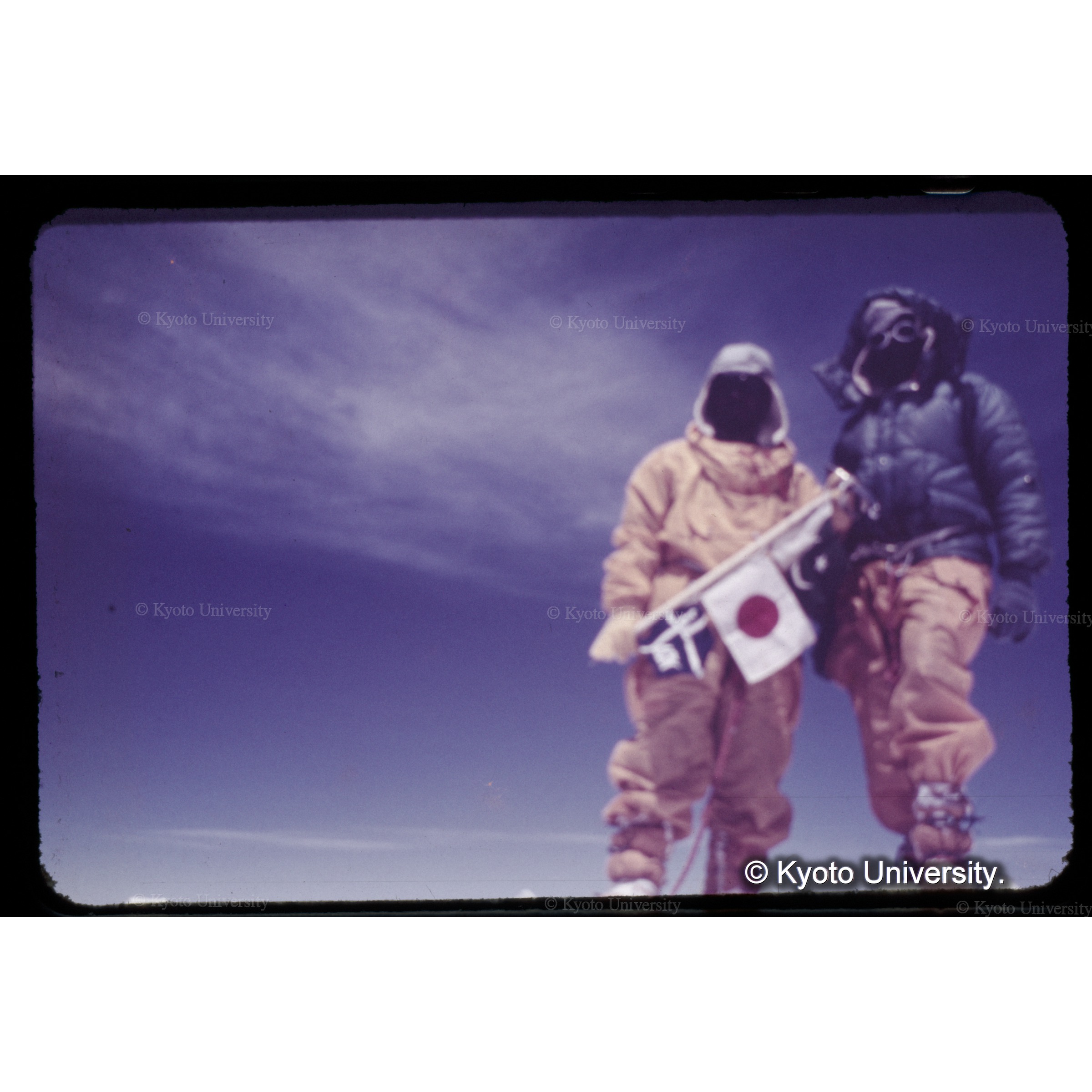 頂上に立つ斉藤、バシール (1)