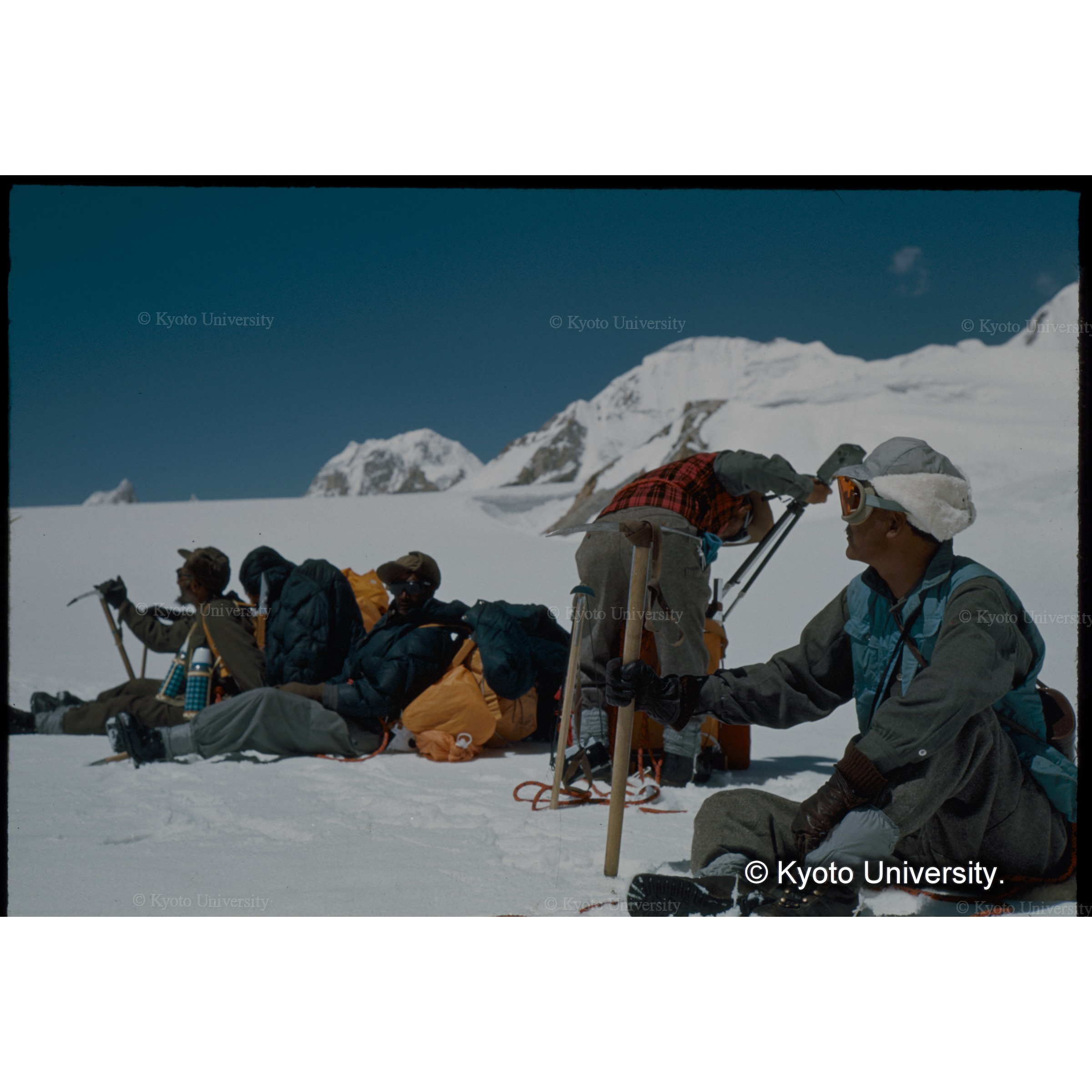 峠キャンプにむかう前小屋 (1)