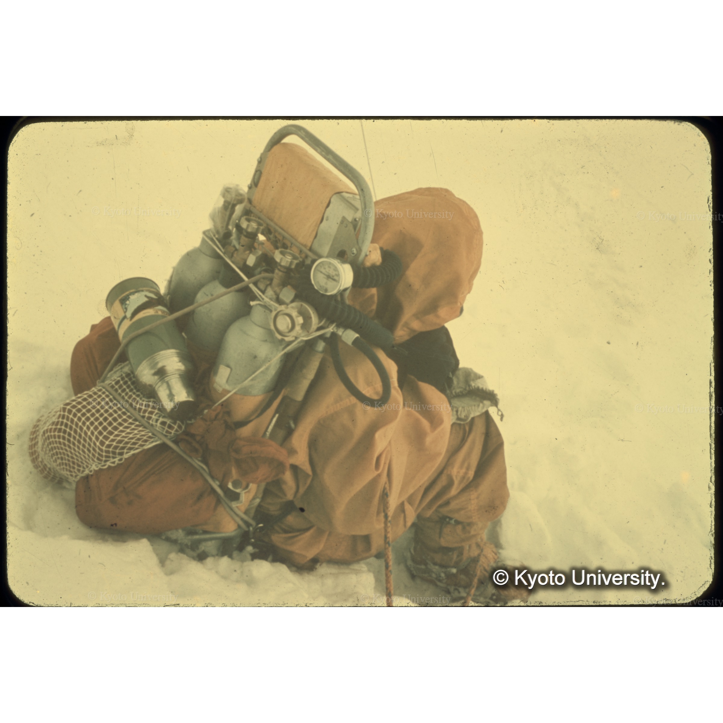 酸素ボンベは1本3キロある (1)