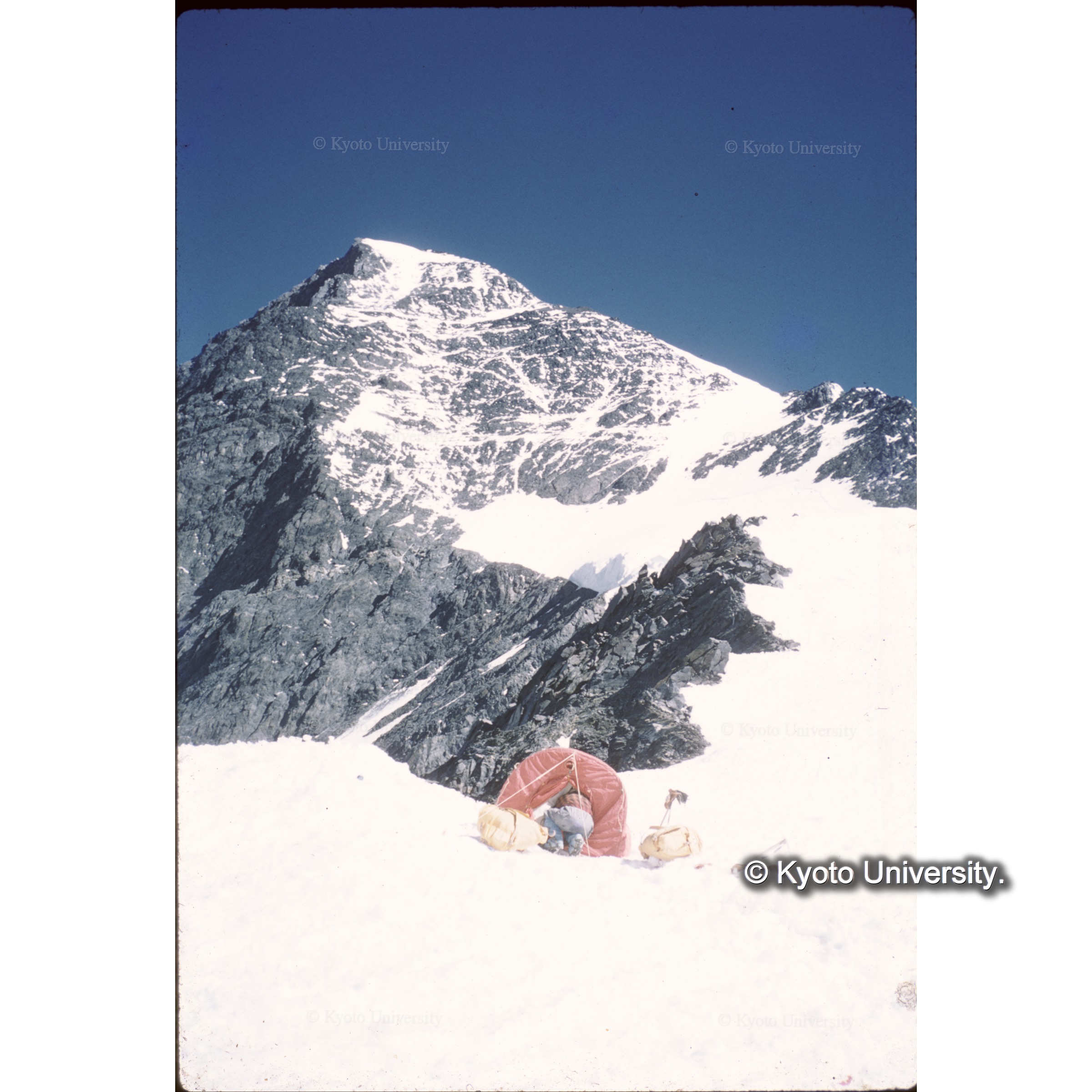 国境稜線上約6300mに最終の第?キャンプをつくった (1)