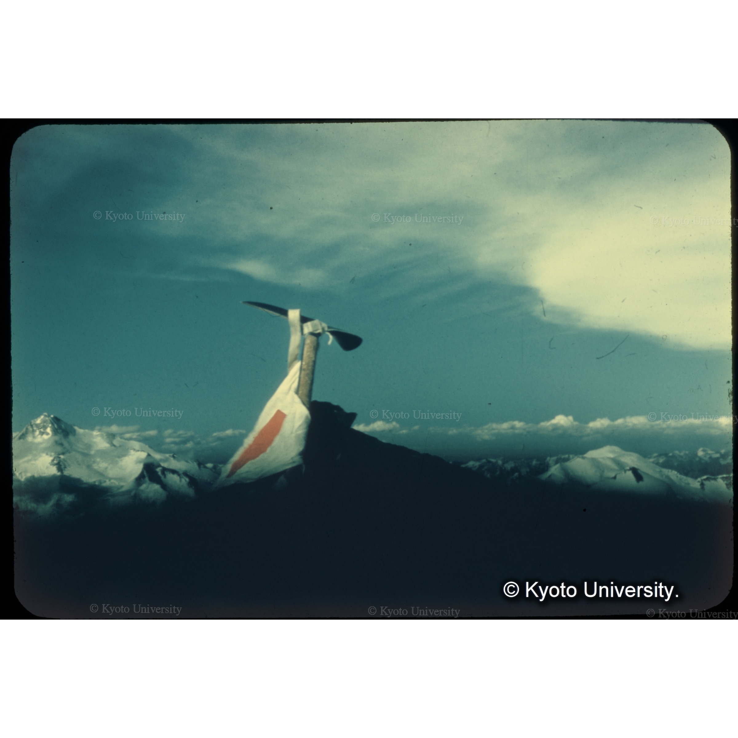 頂上の日章旗 (1)