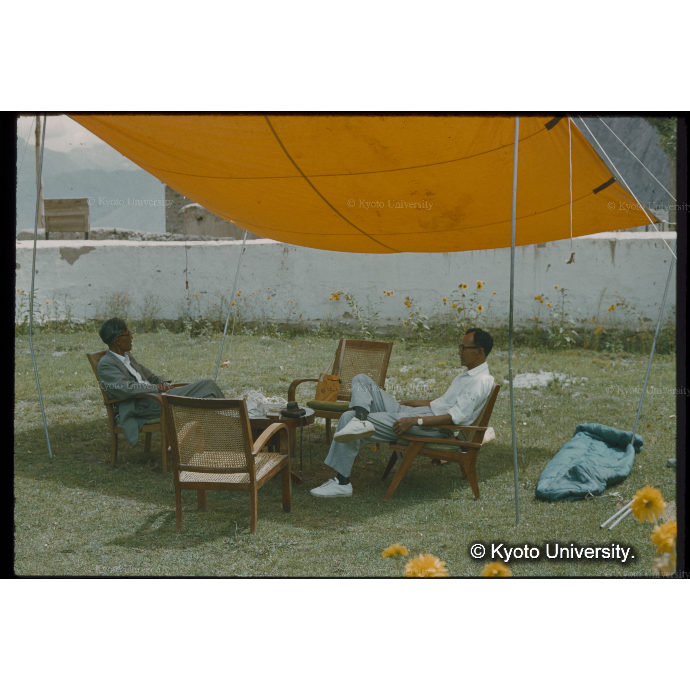 キャラバンを前に芝生に憩う四手井隊長、加藤副隊長 (1)