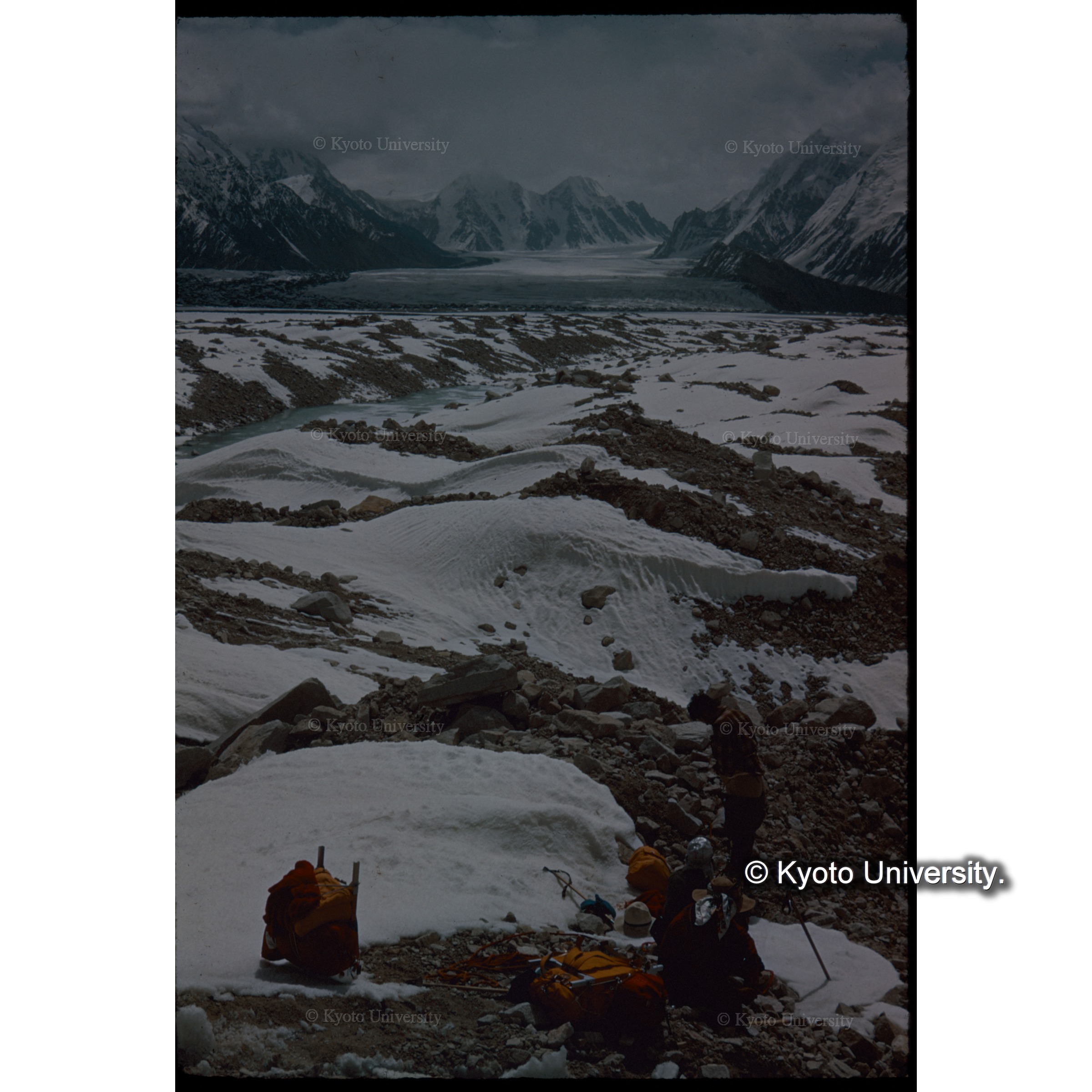 ロロフォンド、シアチェン氷河合流点付近　荒れたモレーン (1)