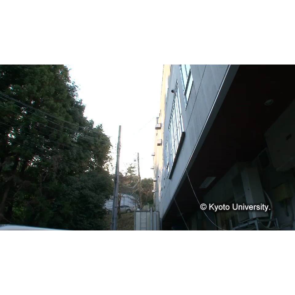 [センター正面から西日のさす生駒山方向] (1)