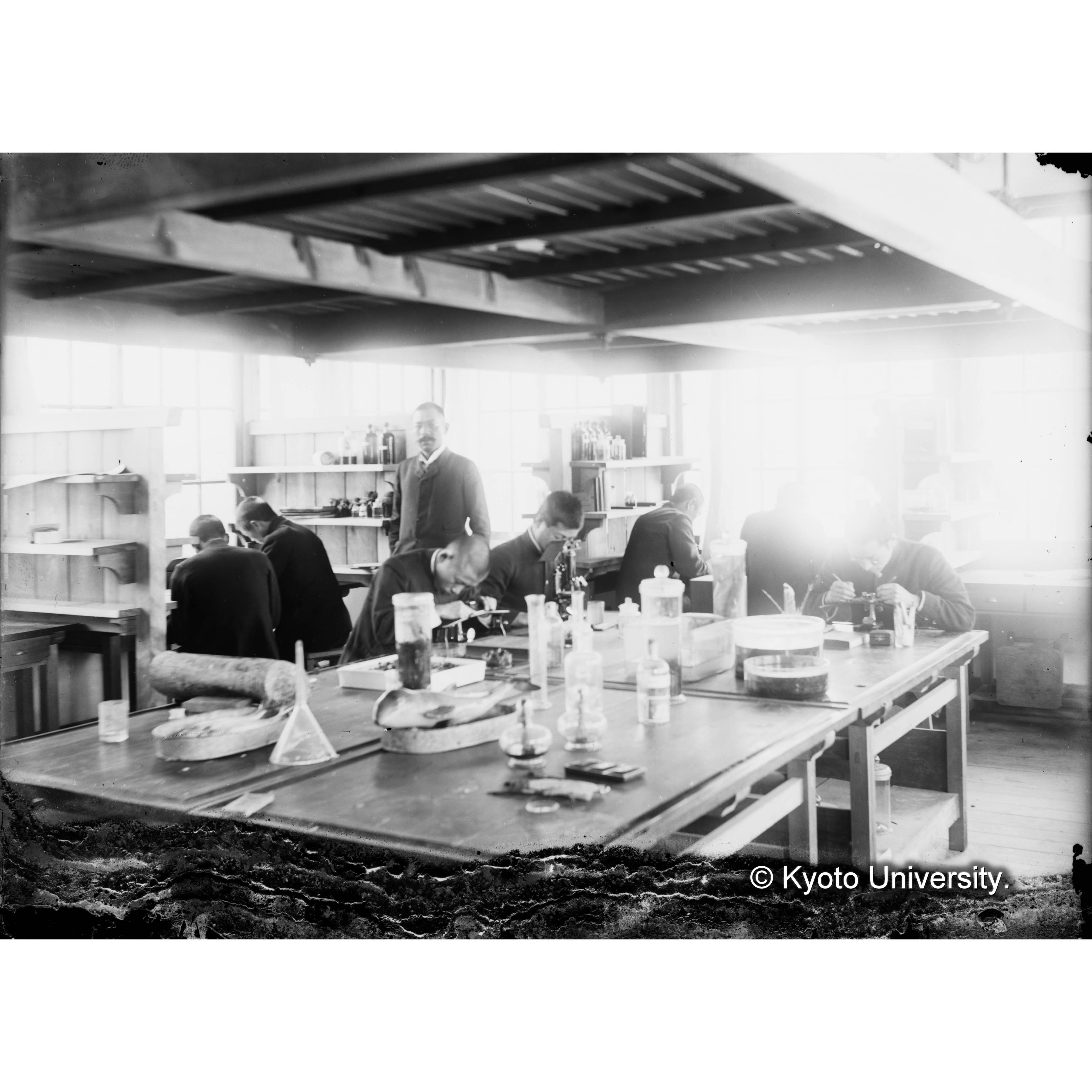 [ガラス乾板写真.](屋内, 調査風景ヵ.) (3)