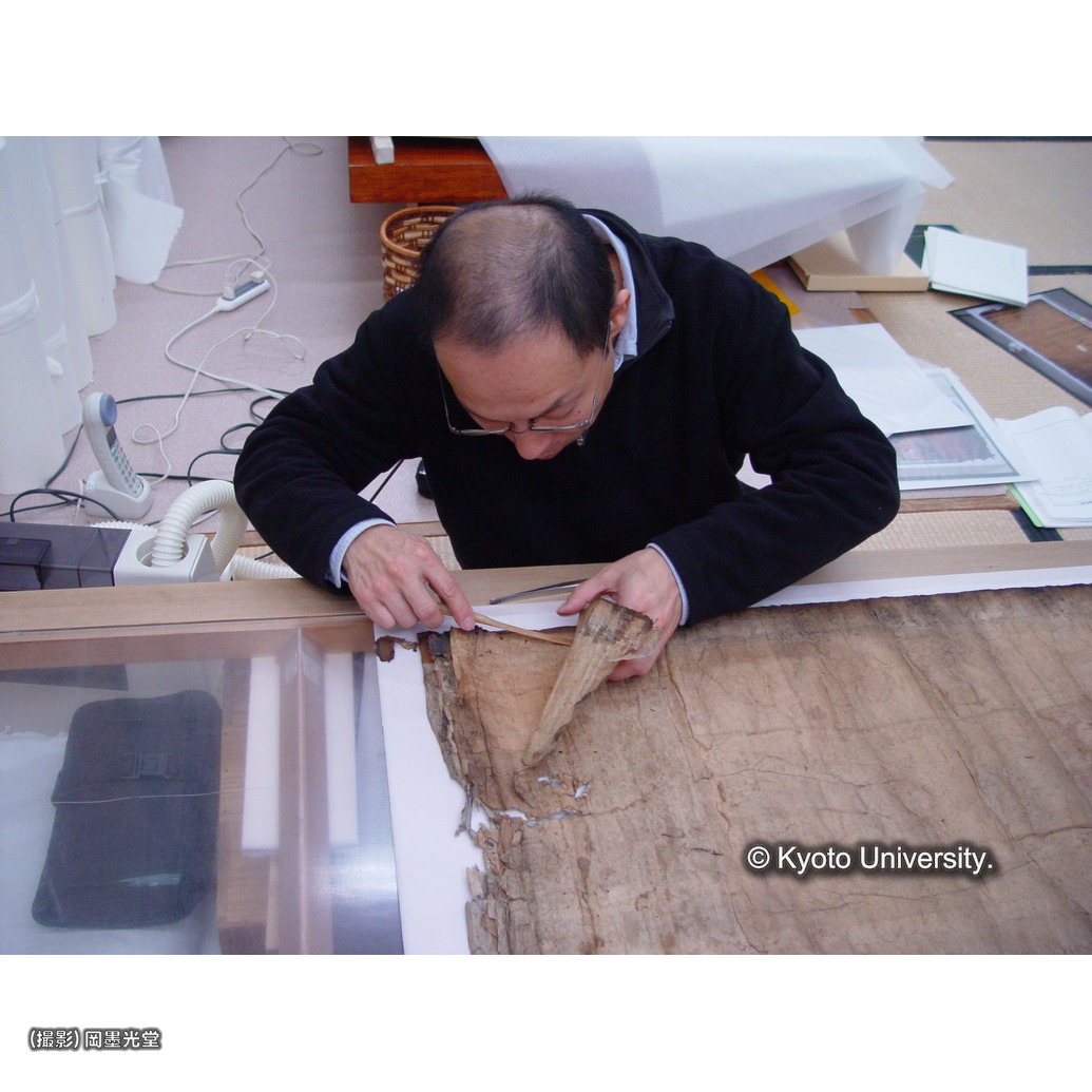 表具取り外し前（裏打ち確認） (1)