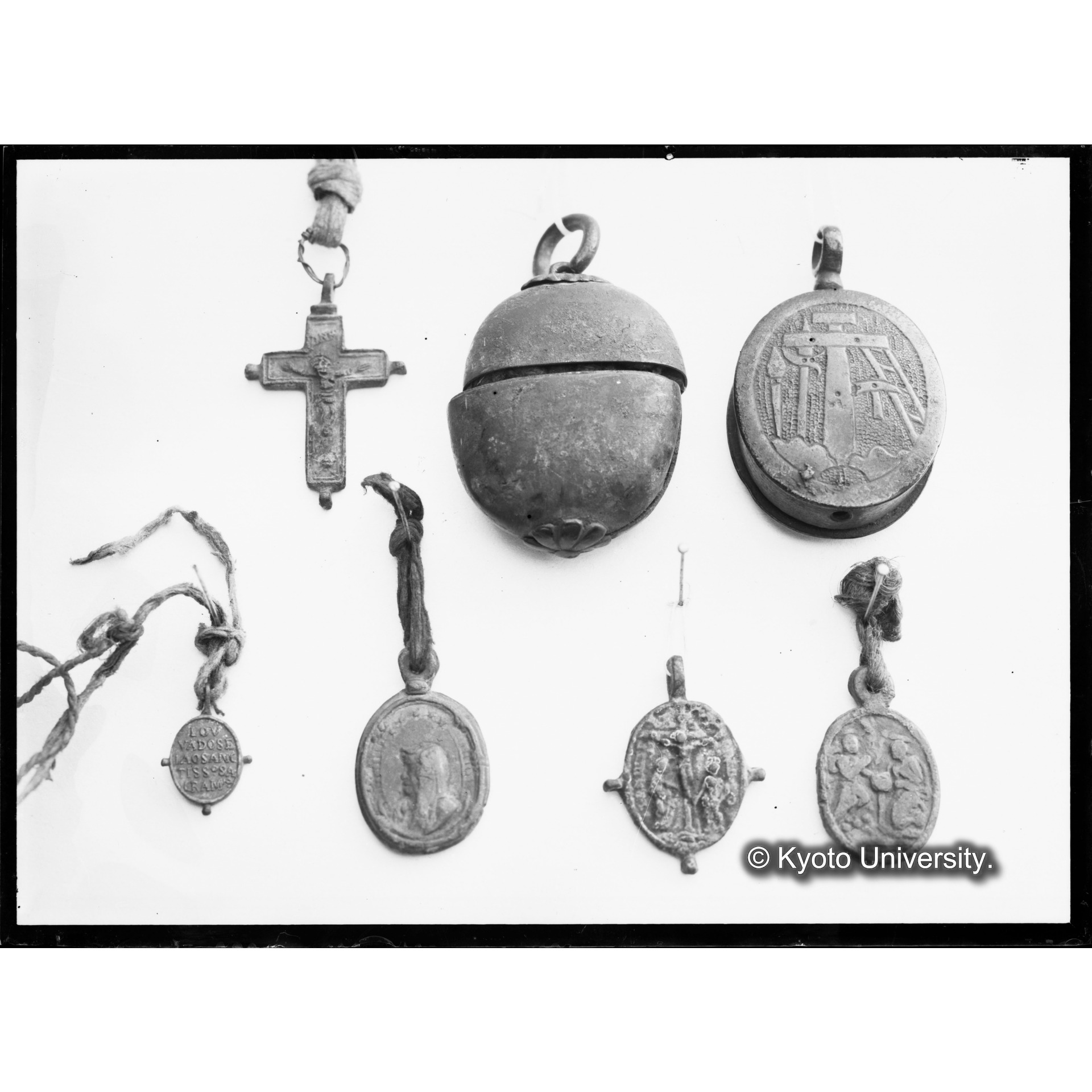 印籠型容器・遺物入・メダイ・十字架（裏） (1)