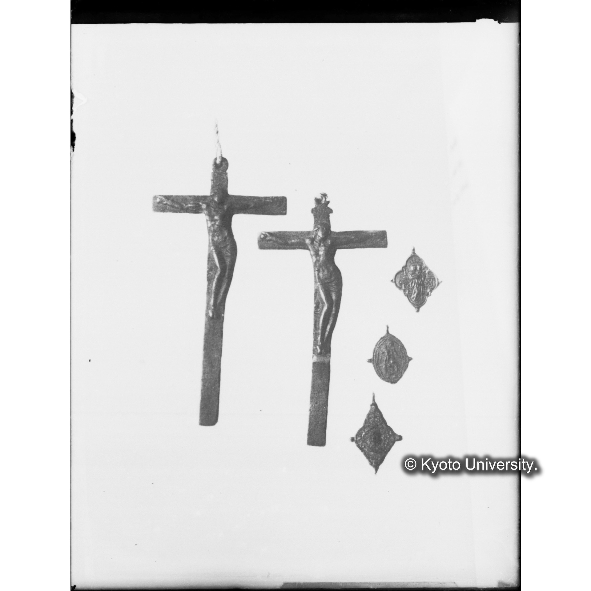 金属製メダイ・十字架上のキリスト像（文献複写） (1)