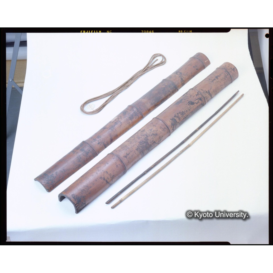 カラー写真（竹筒・竹軸・紐）＊但し紐は発見後の後補 (1)