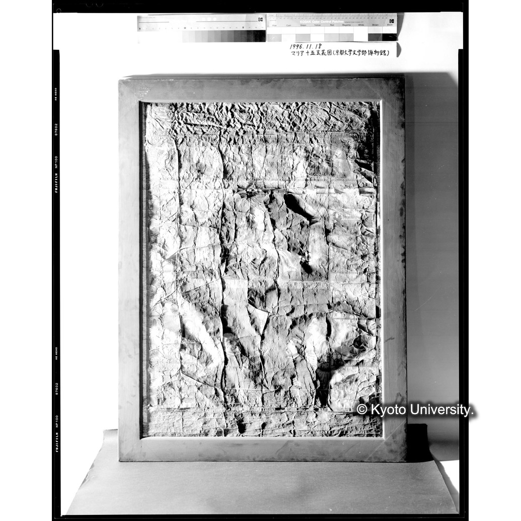 斜光線写真（左から：全図・枠付表面） (1)