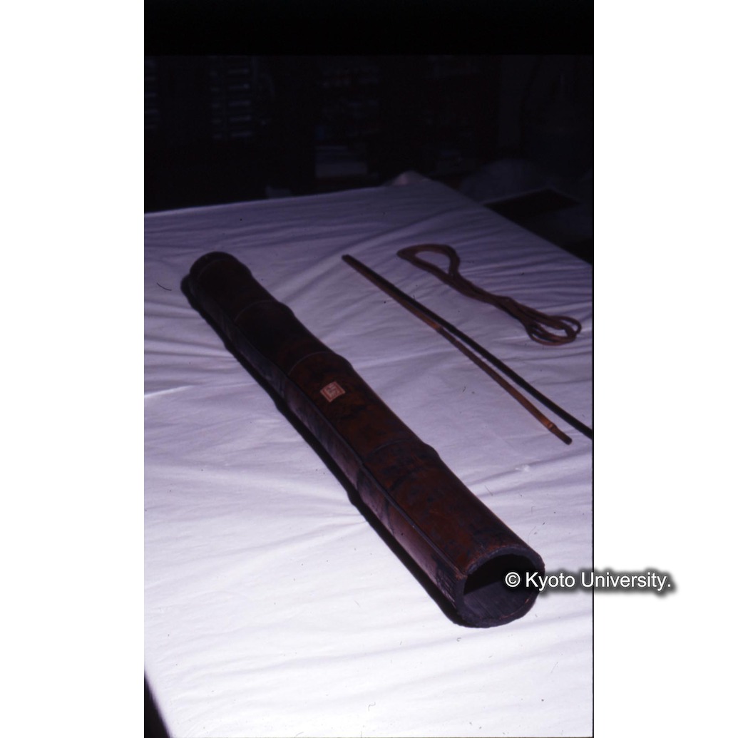カラー写真（竹筒・竹軸・紐）＊但し紐は発見後の後補 (1)