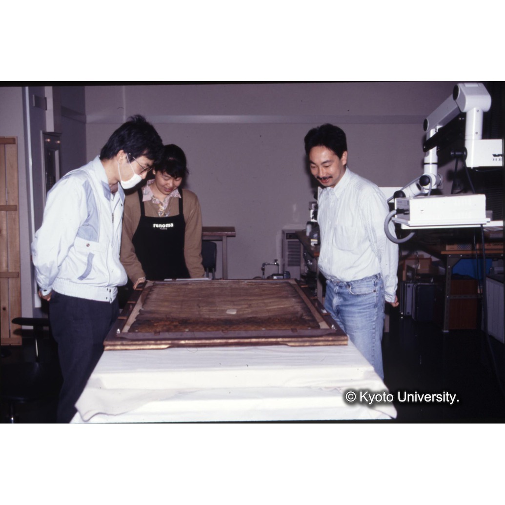 カラー写真（作品観察風景） (1)