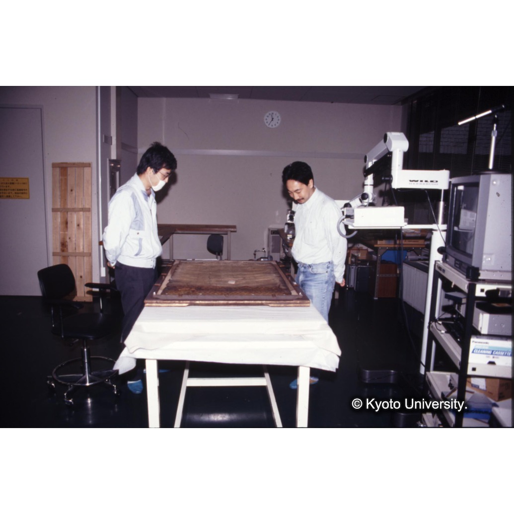 カラー写真（作品観察風景） (1)