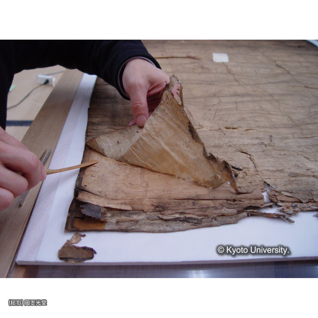 表具取り外し前（裏打ち確認） (1)