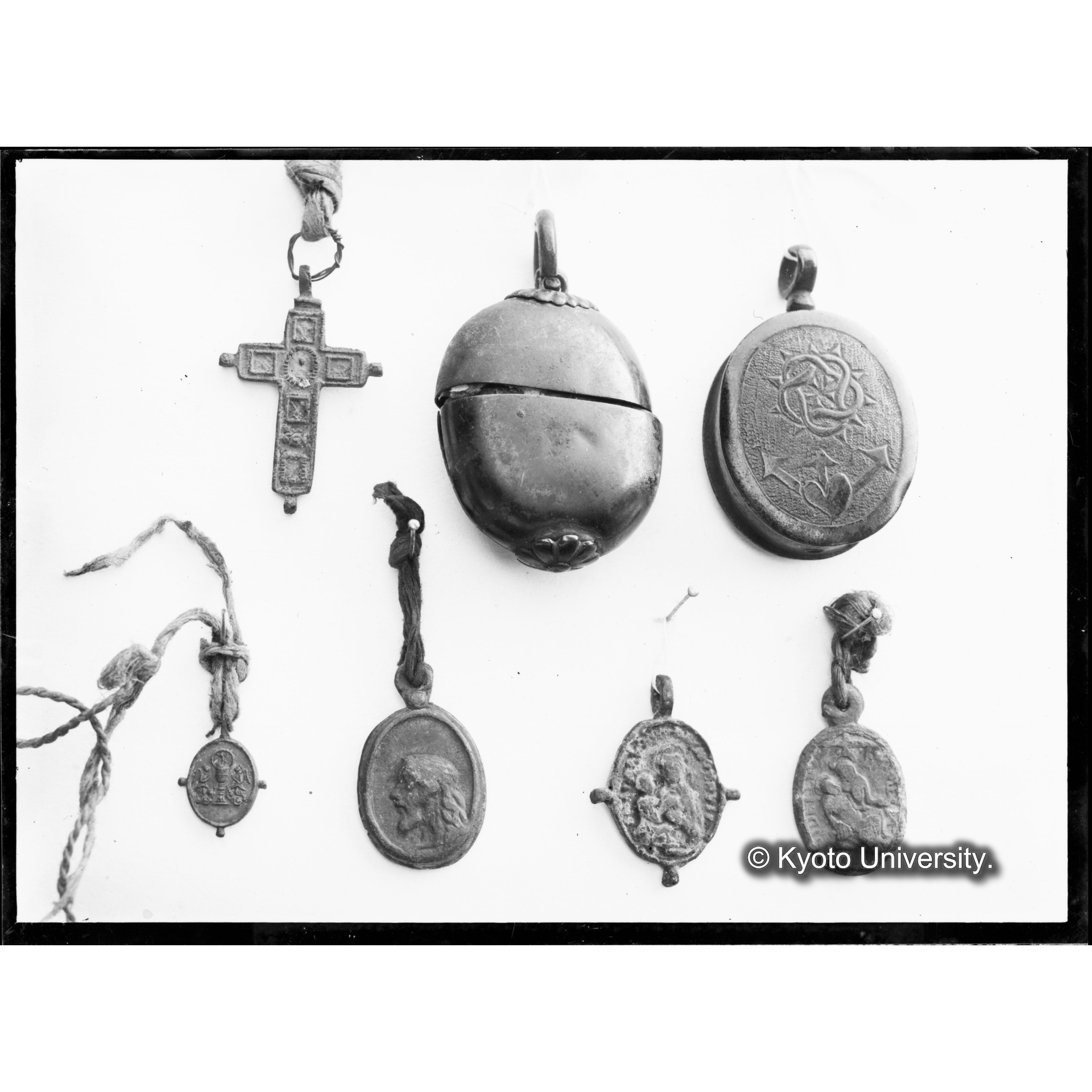 印籠型容器・遺物入・メダイ・十字架 (1)