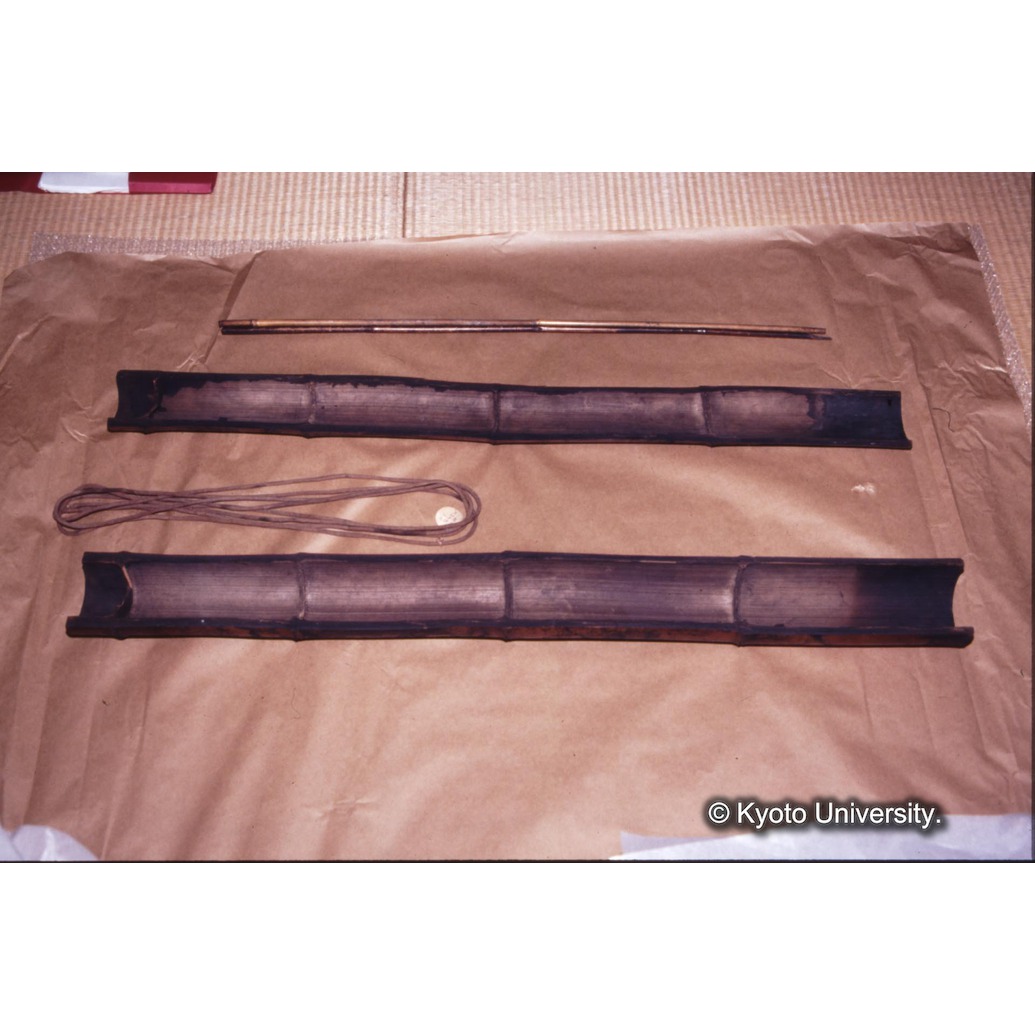 カラー写真（竹筒・竹軸・紐）＊但し紐は発見後の後補 (1)