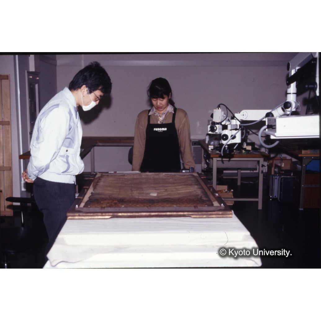 カラー写真（作品観察風景） (1)