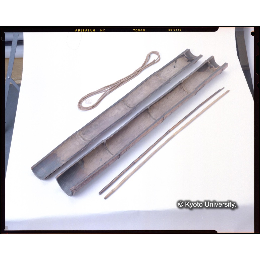 カラー写真（竹筒・竹軸・紐）＊但し紐は発見後の後補 (1)