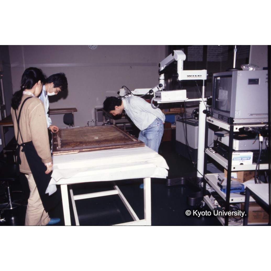 カラー写真（作品観察風景） (1)