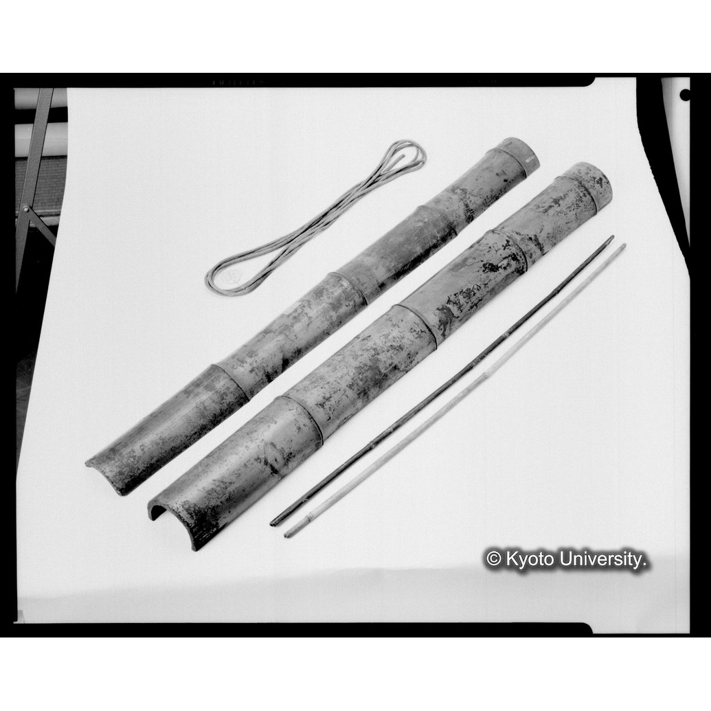 モノクロ写真（竹筒・竹軸・紐）＊但し紐は発見後の後補 (1)