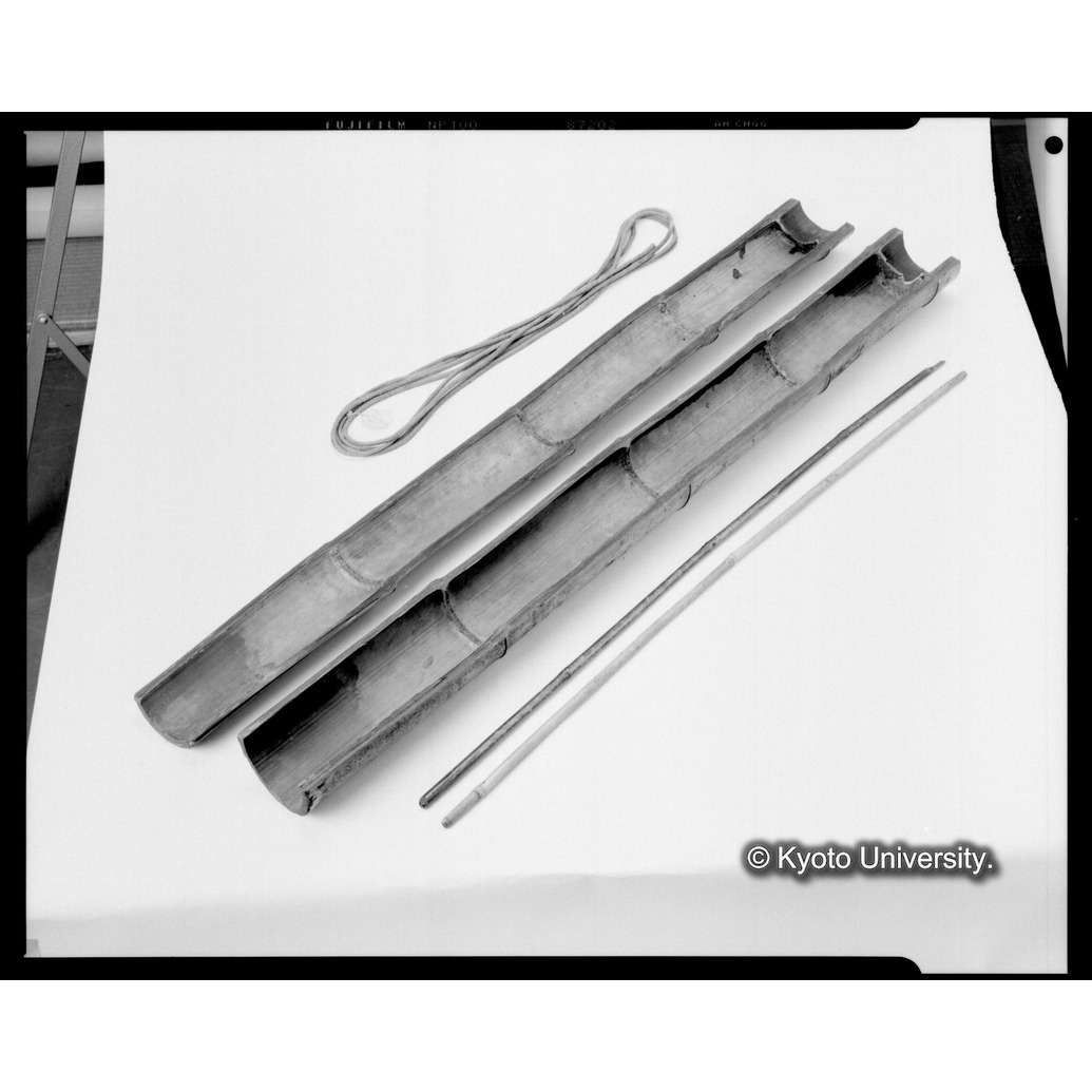 モノクロ写真（竹筒・竹軸・紐）＊但し紐は発見後の後補 (1)