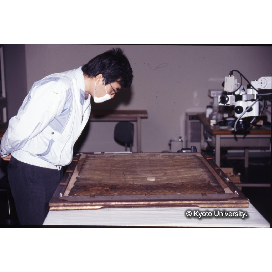 カラー写真（作品観察風景） (1)