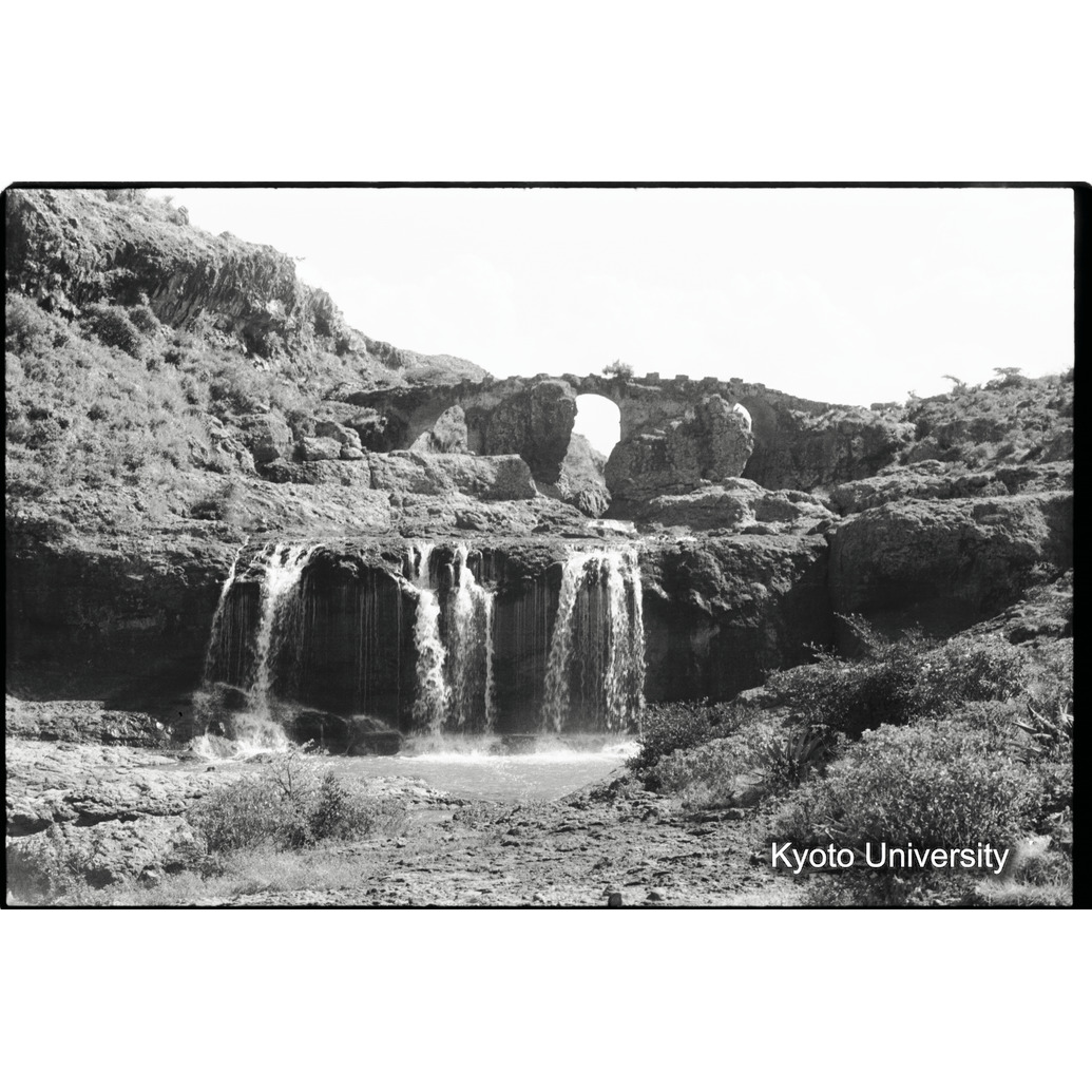 [５コマ目]「ティッシサット（Tissi Sat)の滝（２）」 (1)