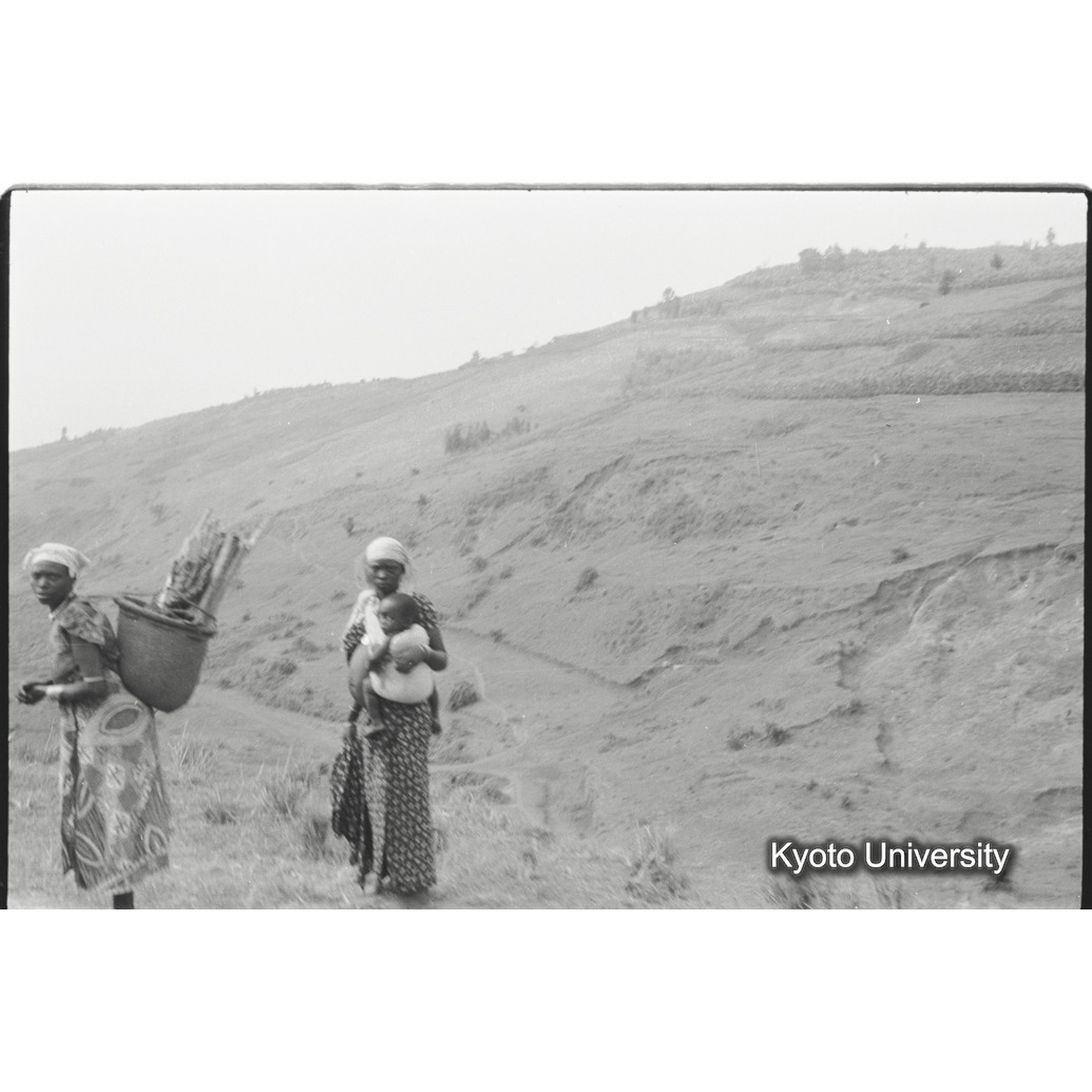 [21コマ目]「現地の女性たち」 (1)