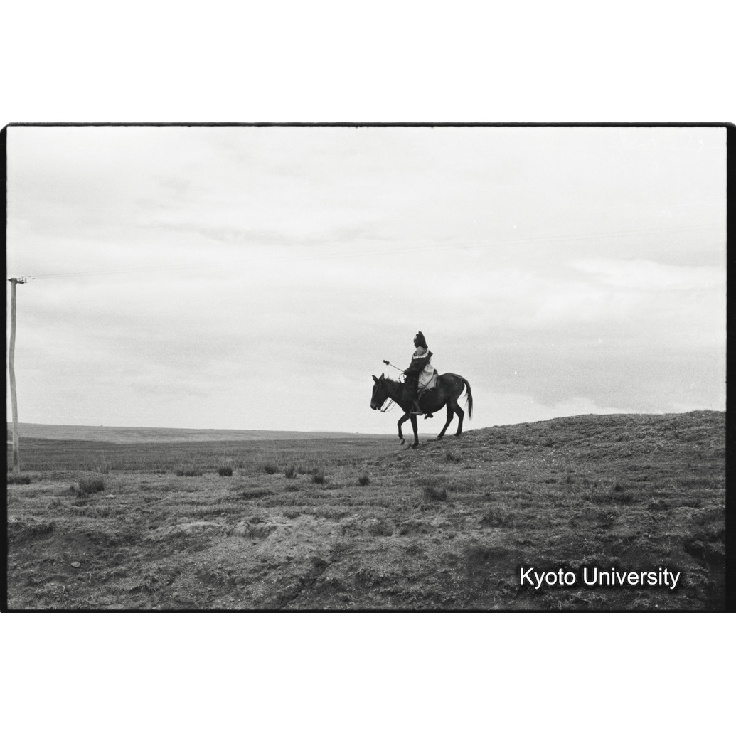 [１９コマ目]「乗馬のシダモ女性（３）」 (1)