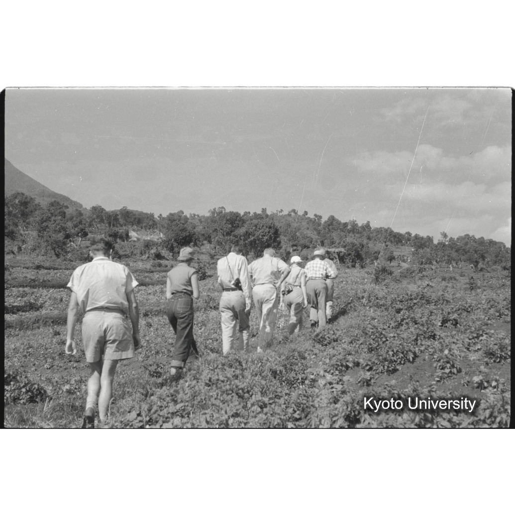 [21コマ目]「調査に出かけるハウエルズ教授たち」 (1)