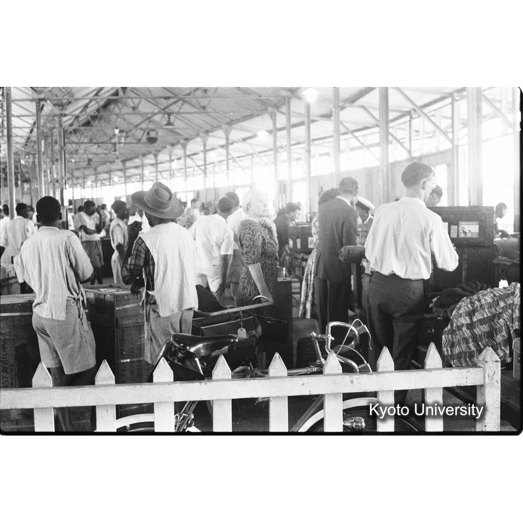 [11コマ目]「乗客で賑う」 (1)