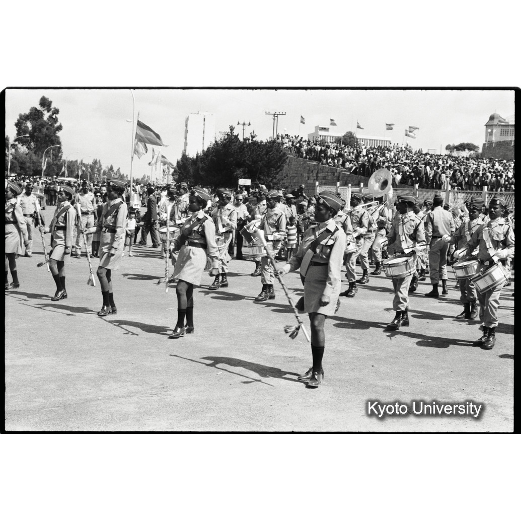 [３コマ目]「革命軍の女子軍楽隊」 (1)