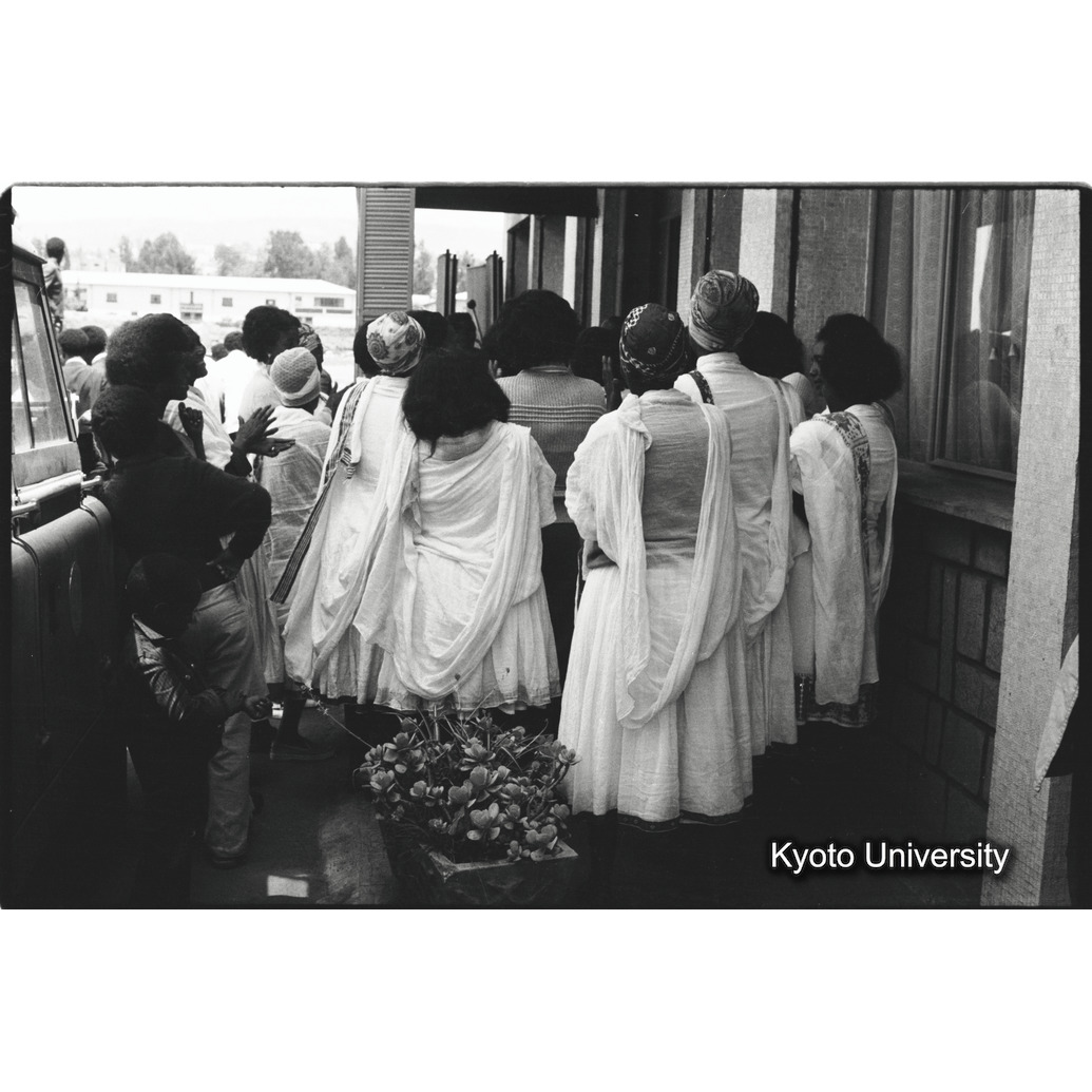 [２５コマ目]「結婚式に集う女たち（２）」 (1)