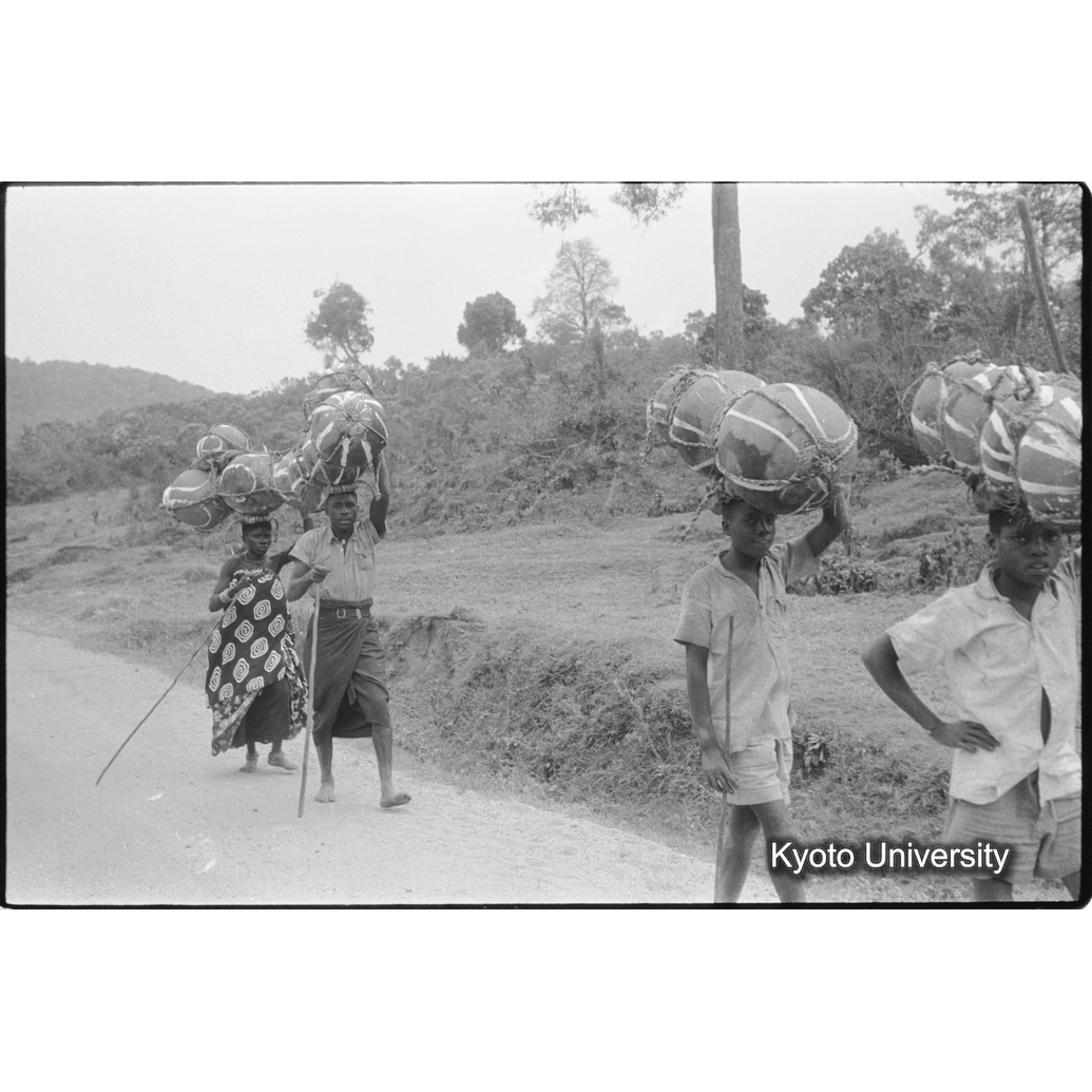 [２１コマ目]「頭にのせて運搬」 (1)