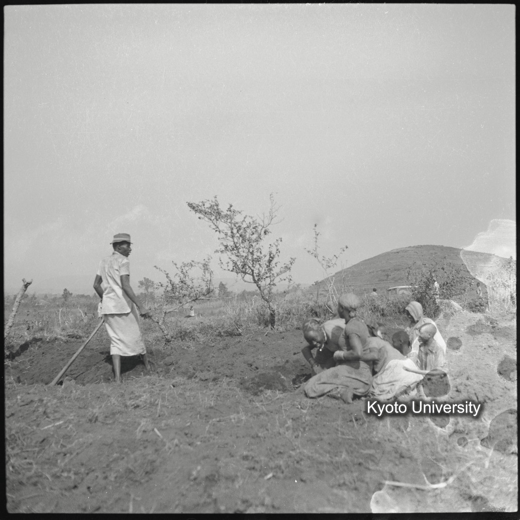 [8コマ目]「休憩する女たち」 (1)