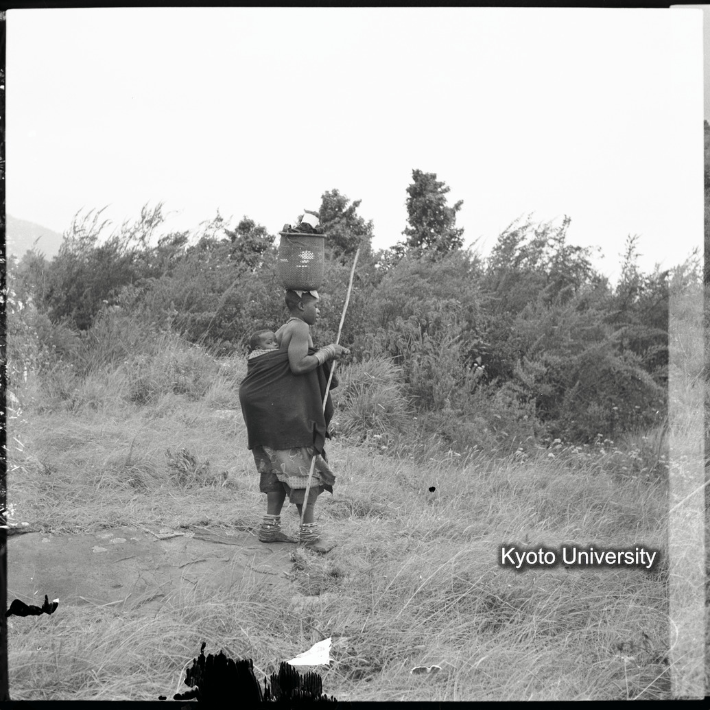 [3コマ目]「あかんぼうを背負う女（１）」 (1)