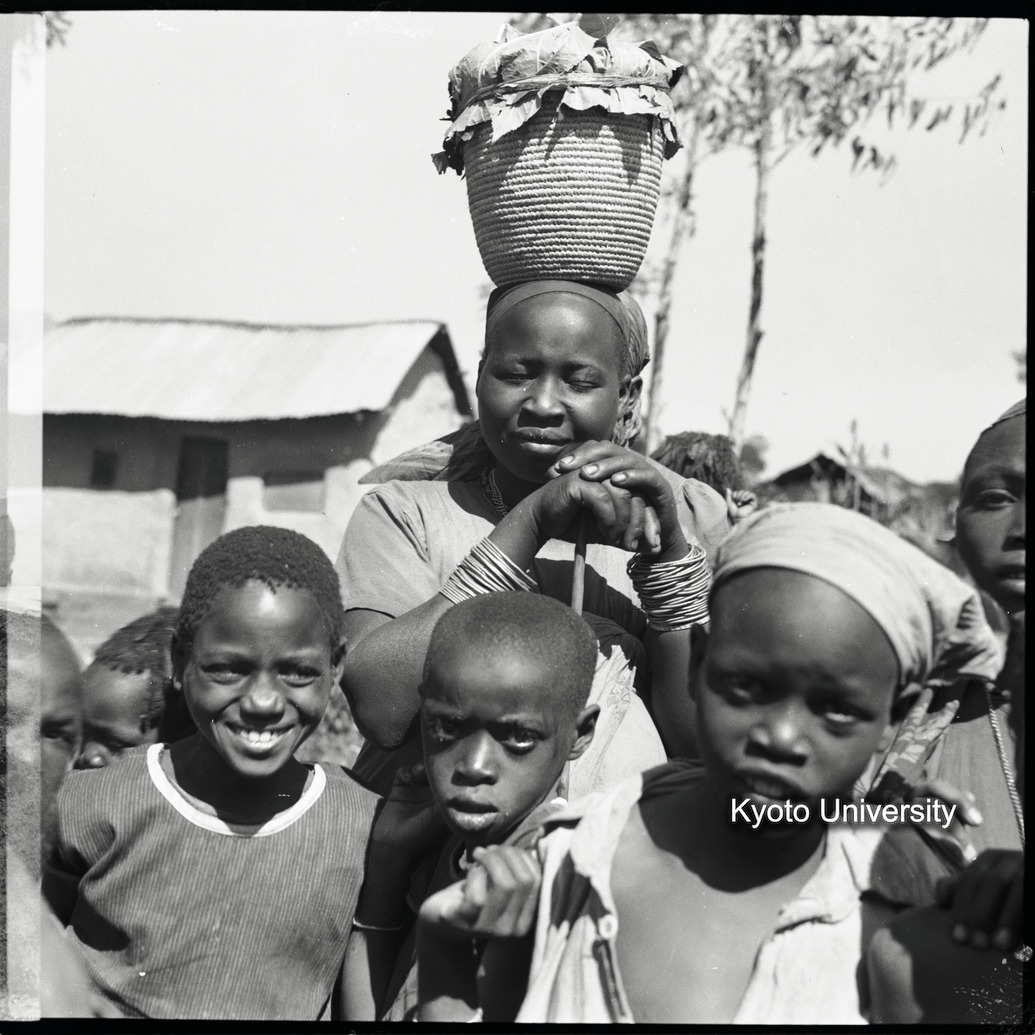 [6コマ目]「ニャロワンダ族の女と子ども」 (1)