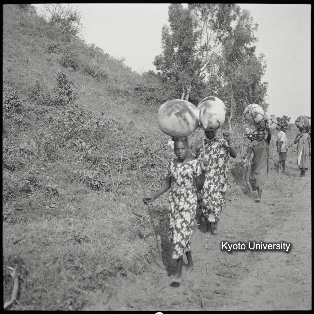 [5コマ目]「水がめを運ぶ（２）」 (1)